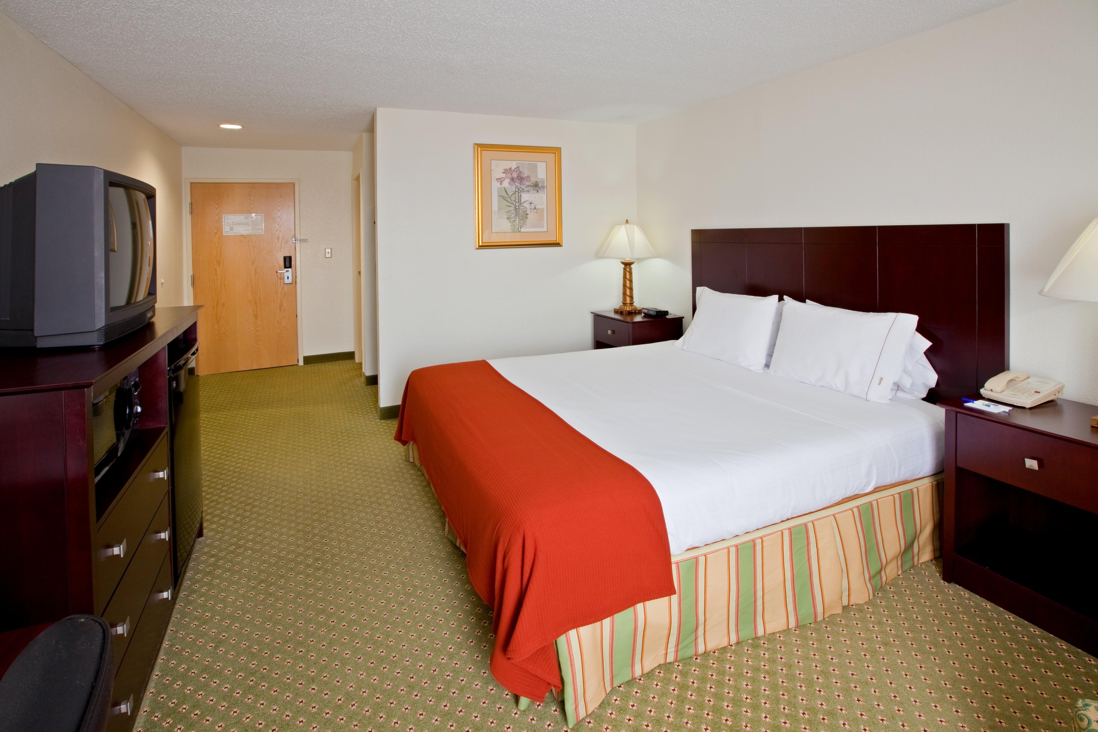 HOLIDAY INN EXPRESS BY IHG