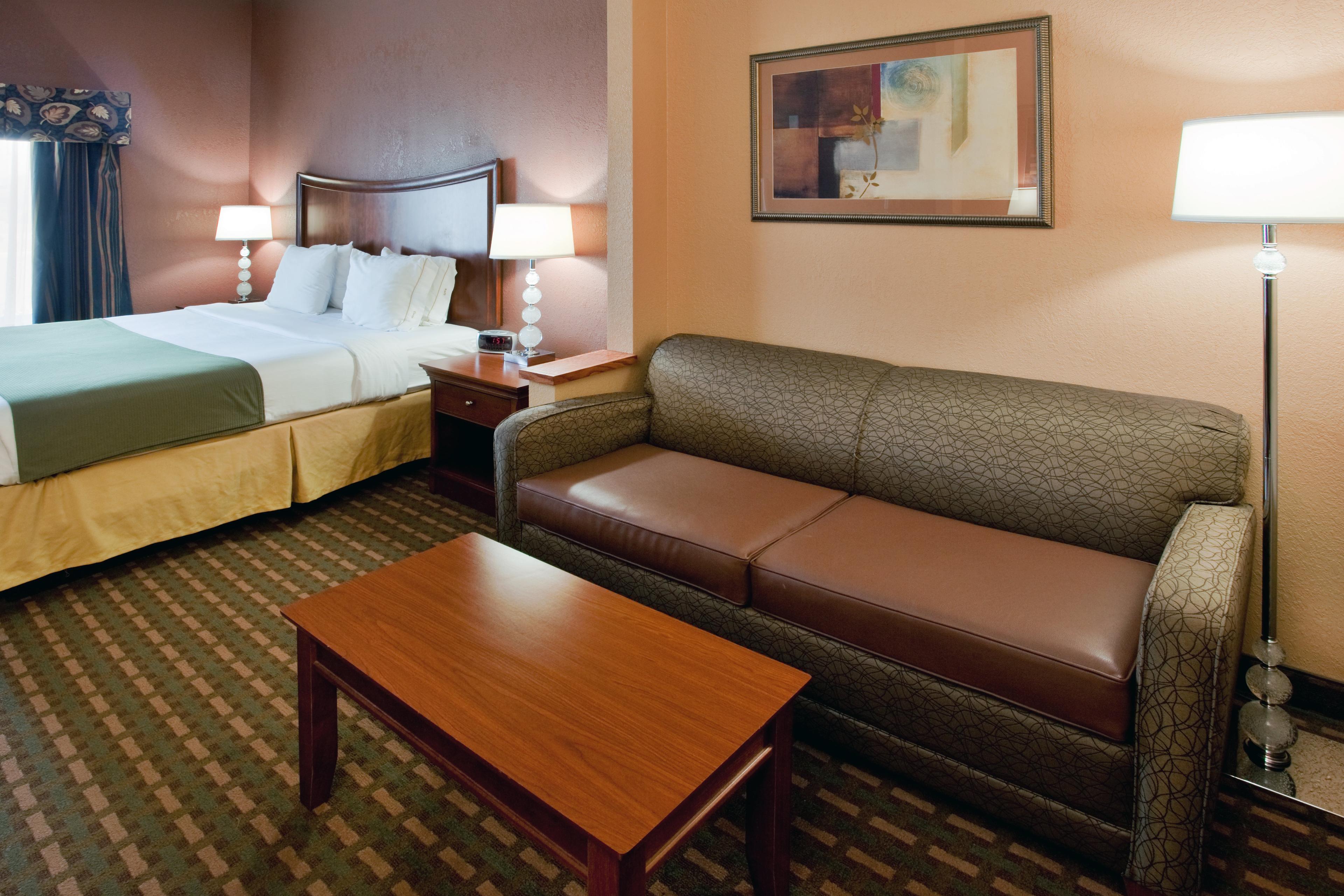 HOLIDAY INN EXP STES SUFFOLK BY IHG
