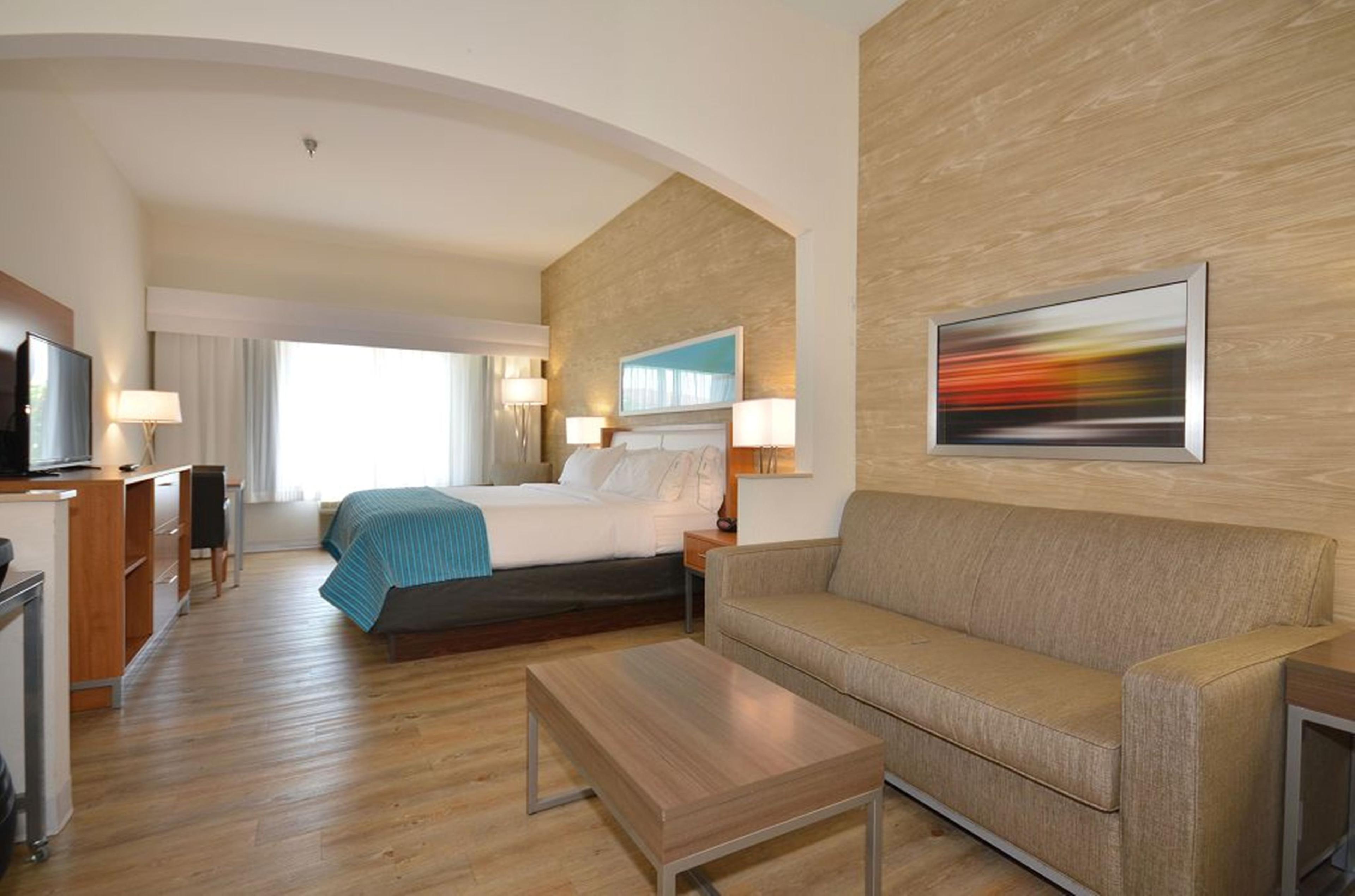 HOLIDAY INN EXP STES FARMINGTON BY