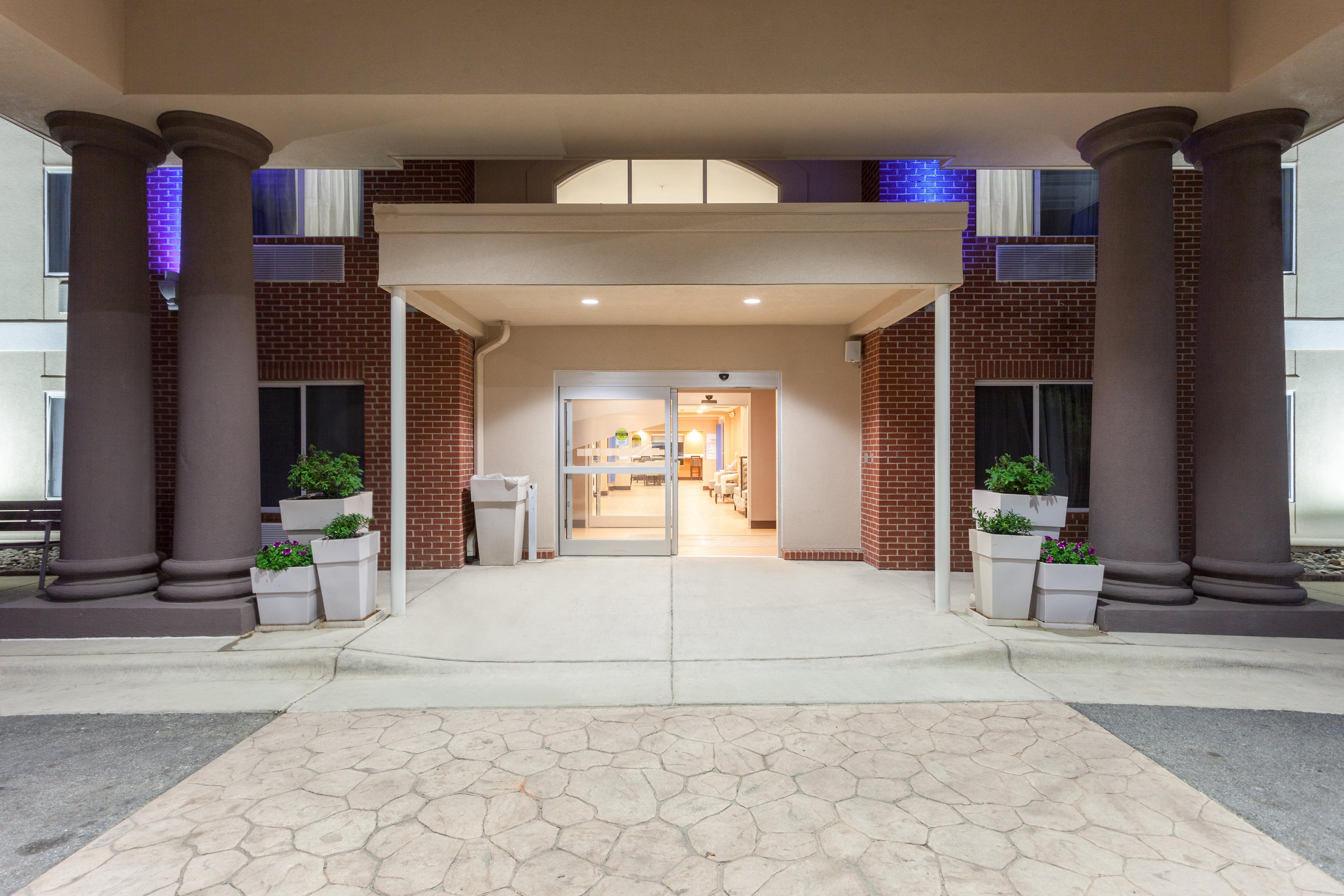 HOLIDAY INN EXP STES MEBANE BY IHG