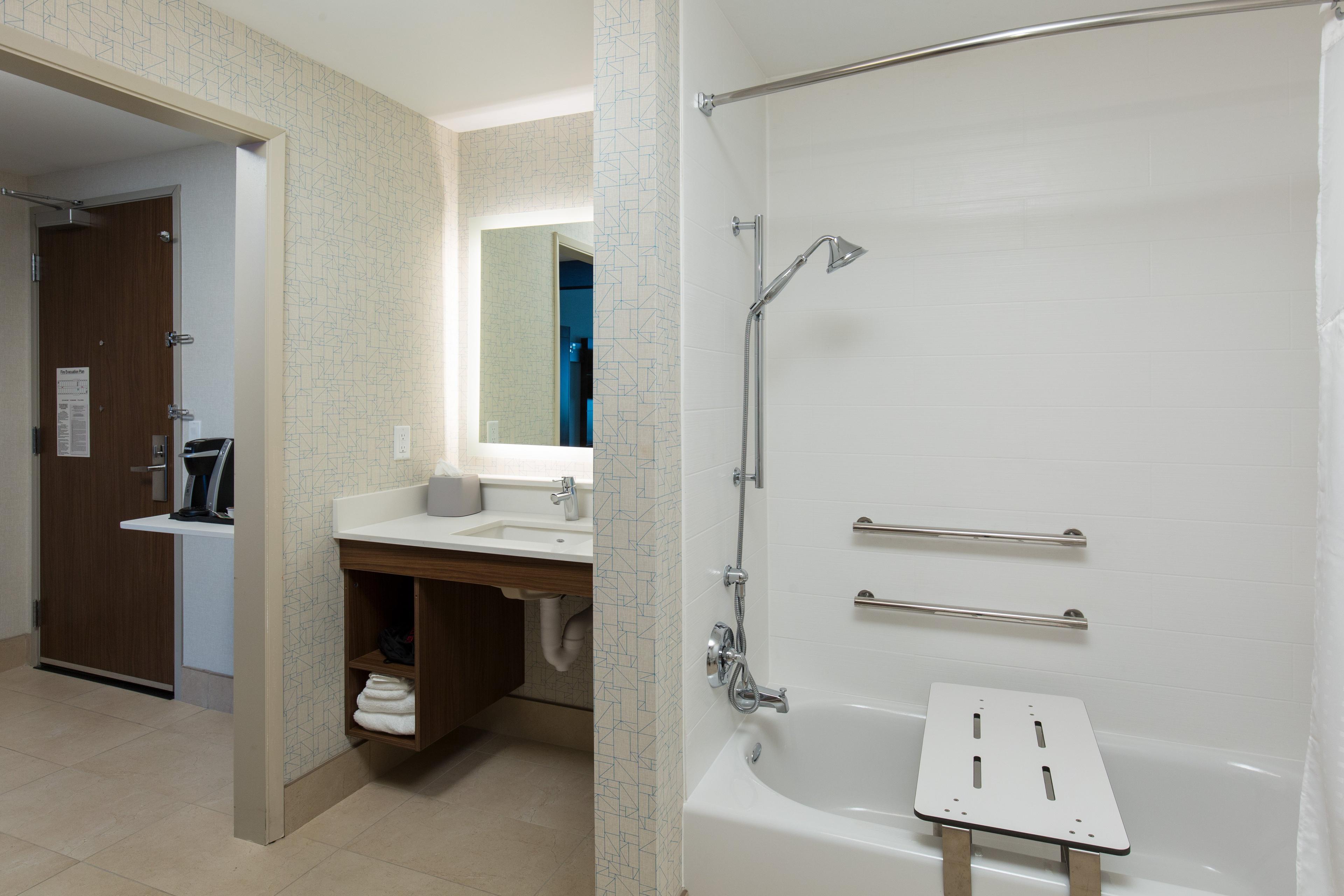 HOLIDAY INN EXP VISALIA