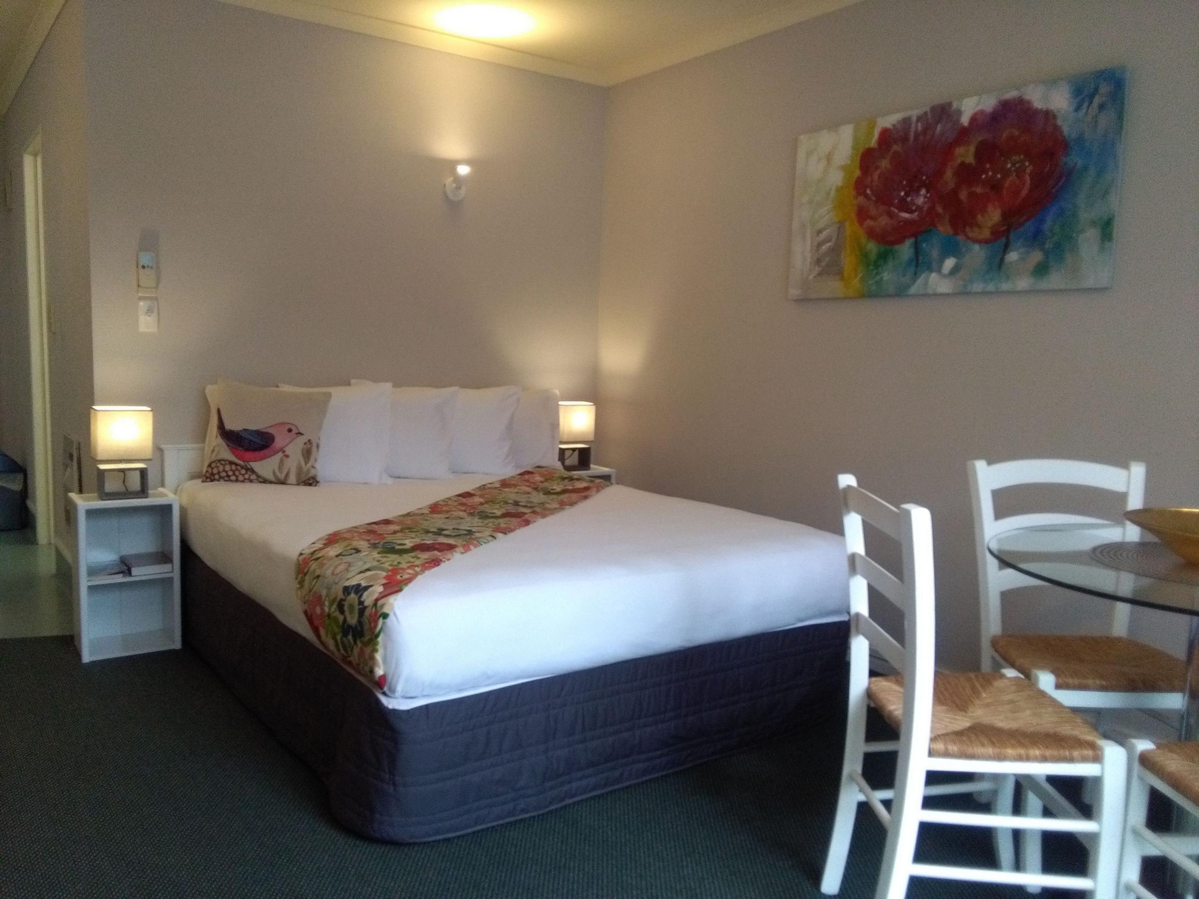 COLONIAL LODGE MOTEL