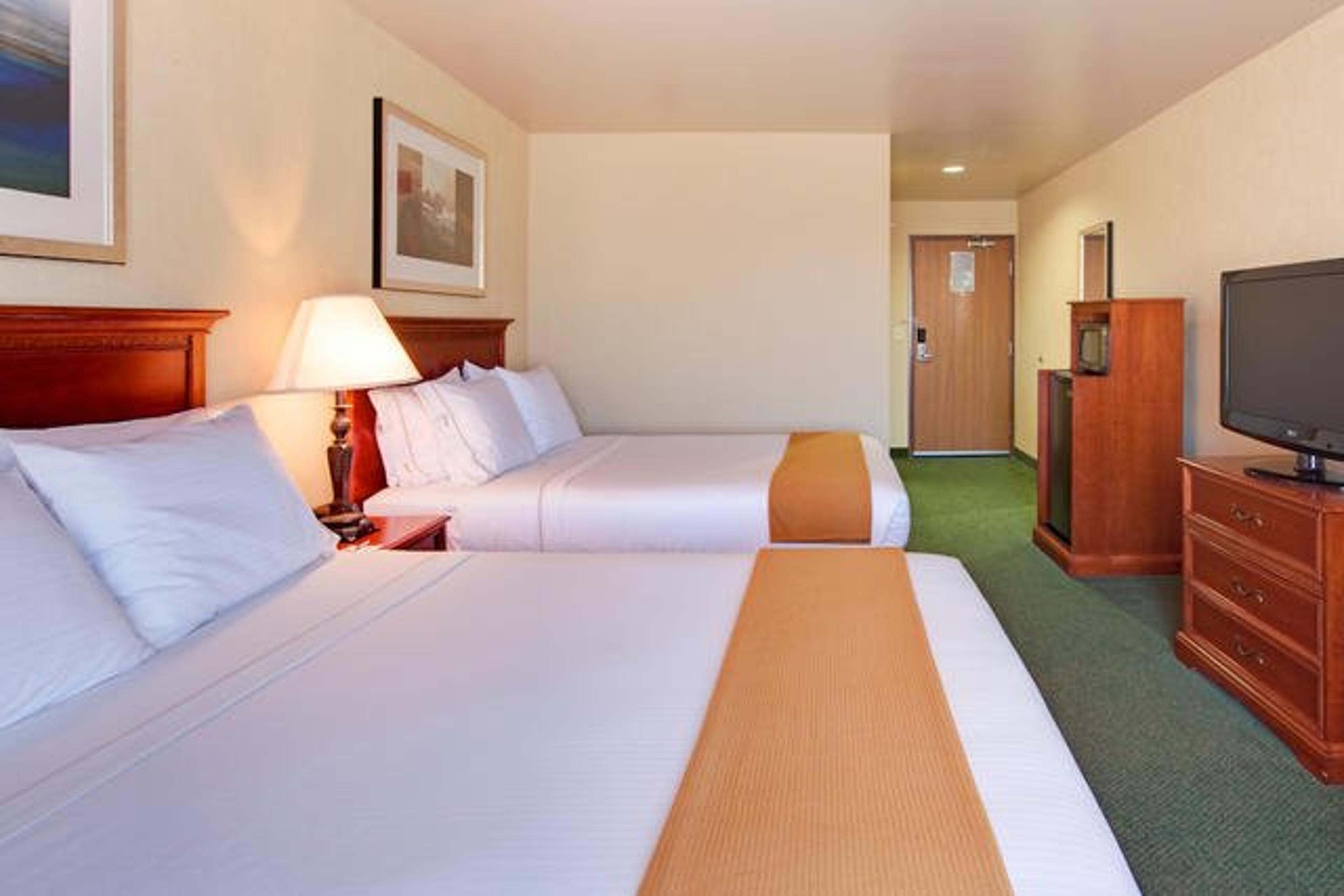 HOLIDAY INN EXP STES TEHACHAPI BY I