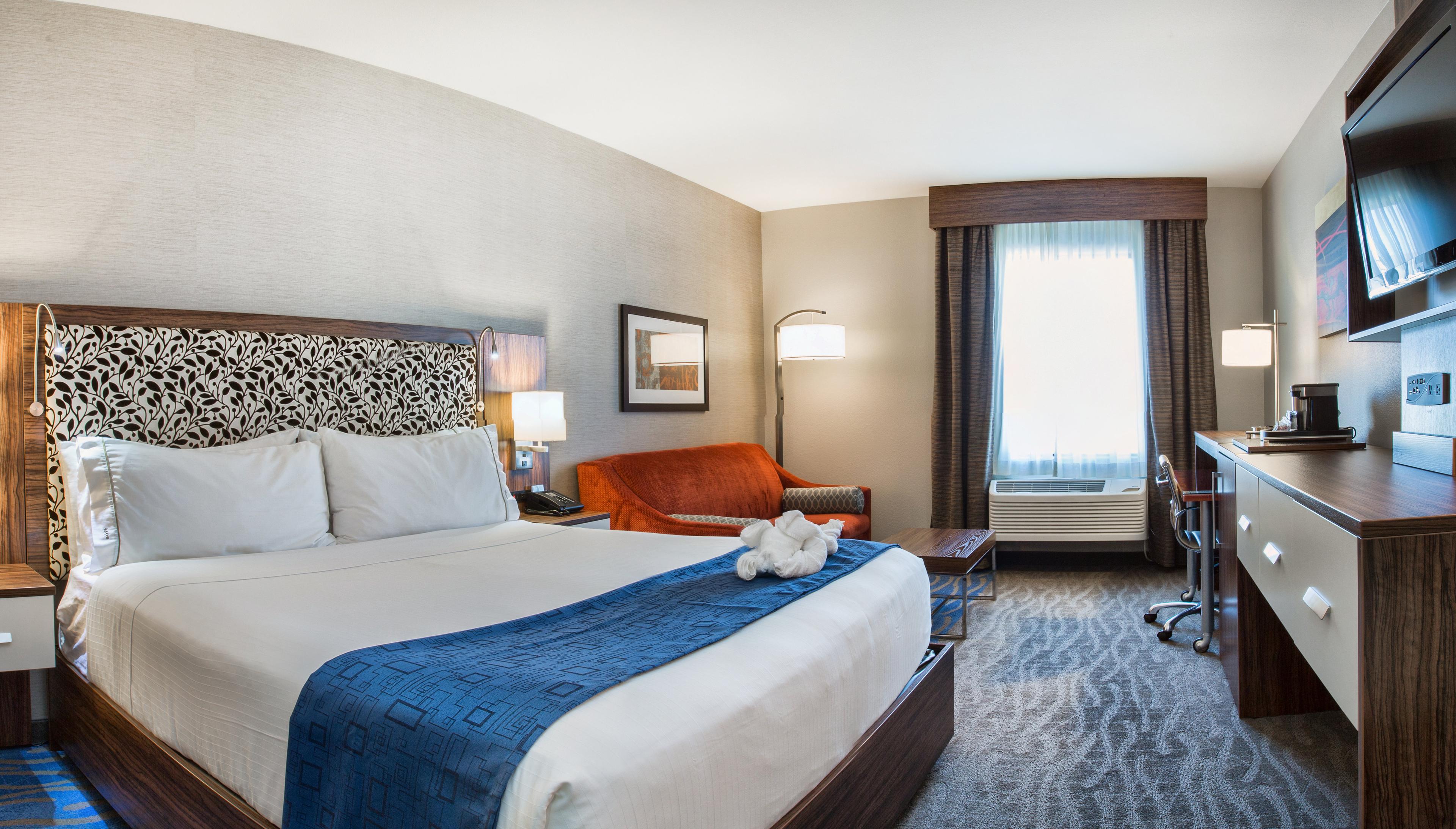 HOLIDAY INN EXP REDWOOD CENTRL