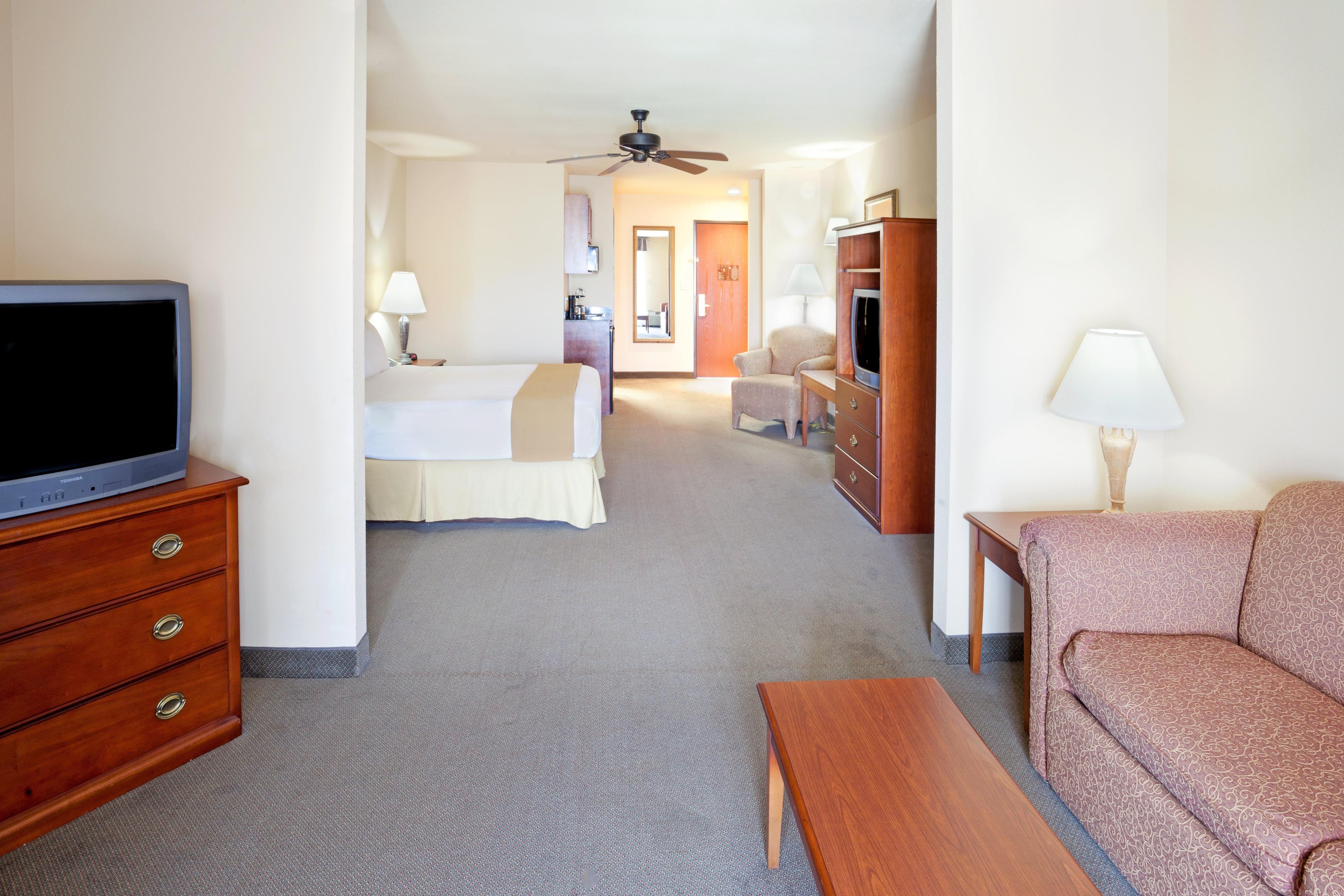 HOLIDAY INN EXP STES KERRVILLE BY I
