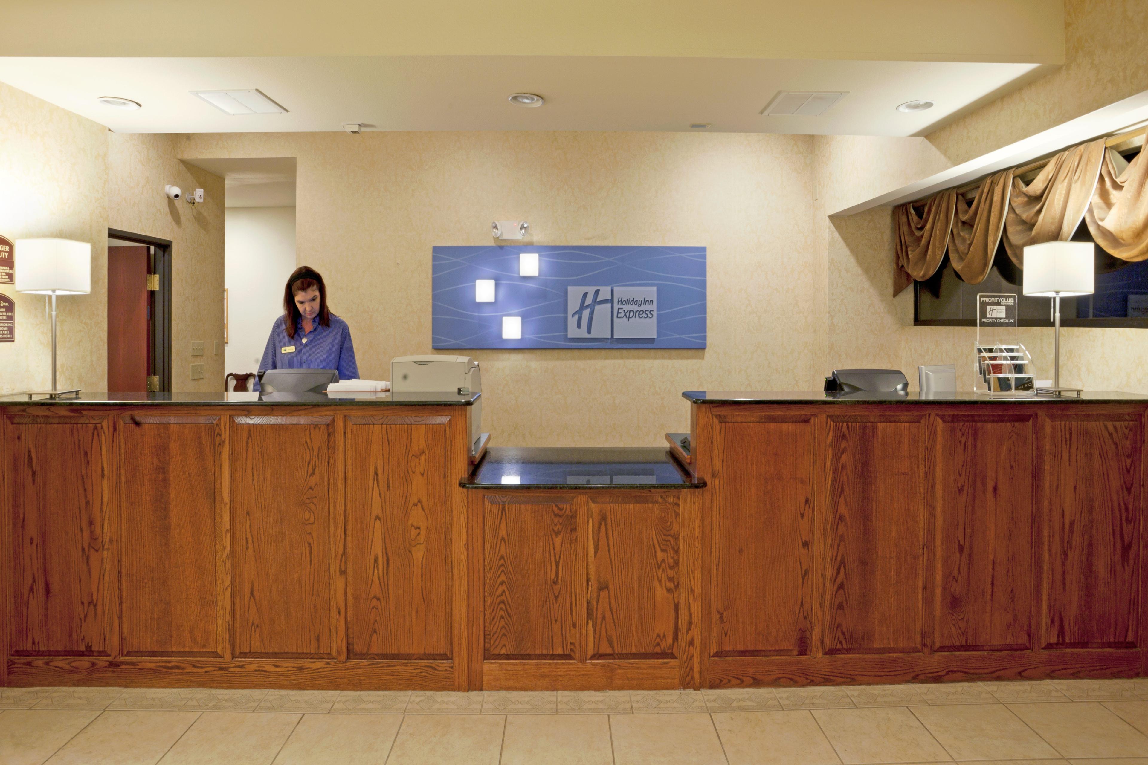 HOLIDAY INN EXP STES KERRVILLE BY I