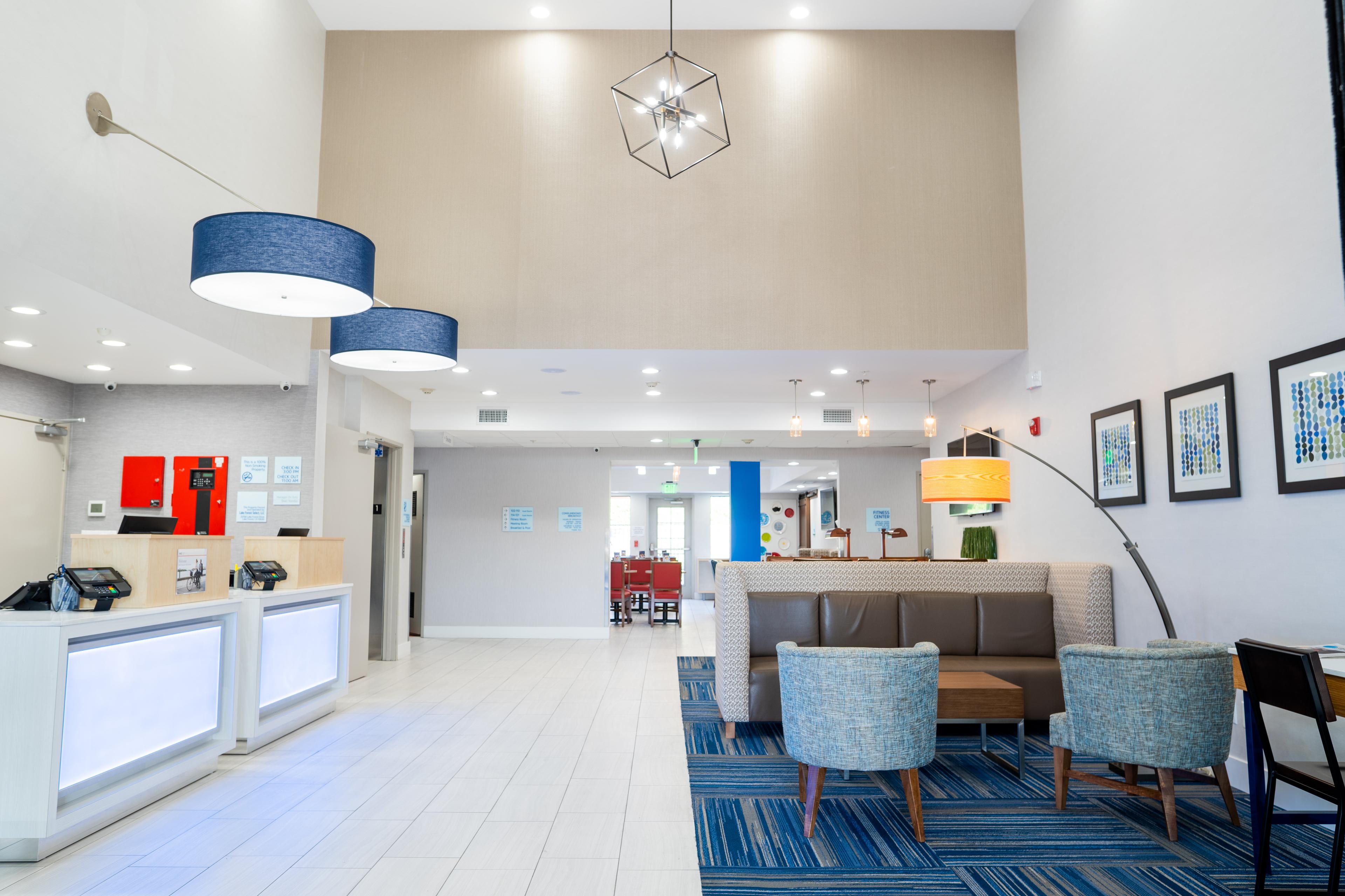 HOLIDAY INN EXP STES LAKE FOREST BY