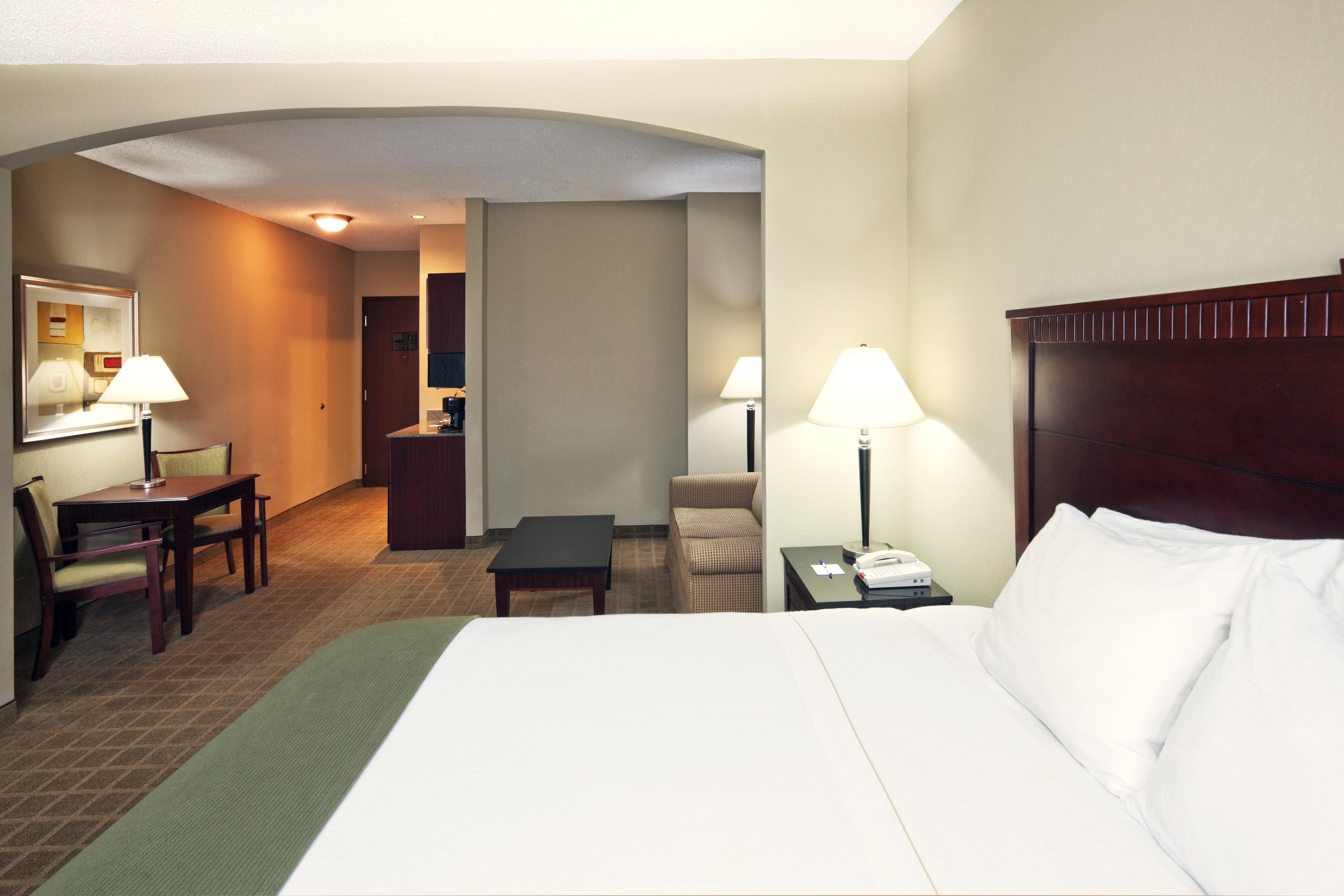 HOLIDAY INN EXP STES SHAWNEE BY IHG