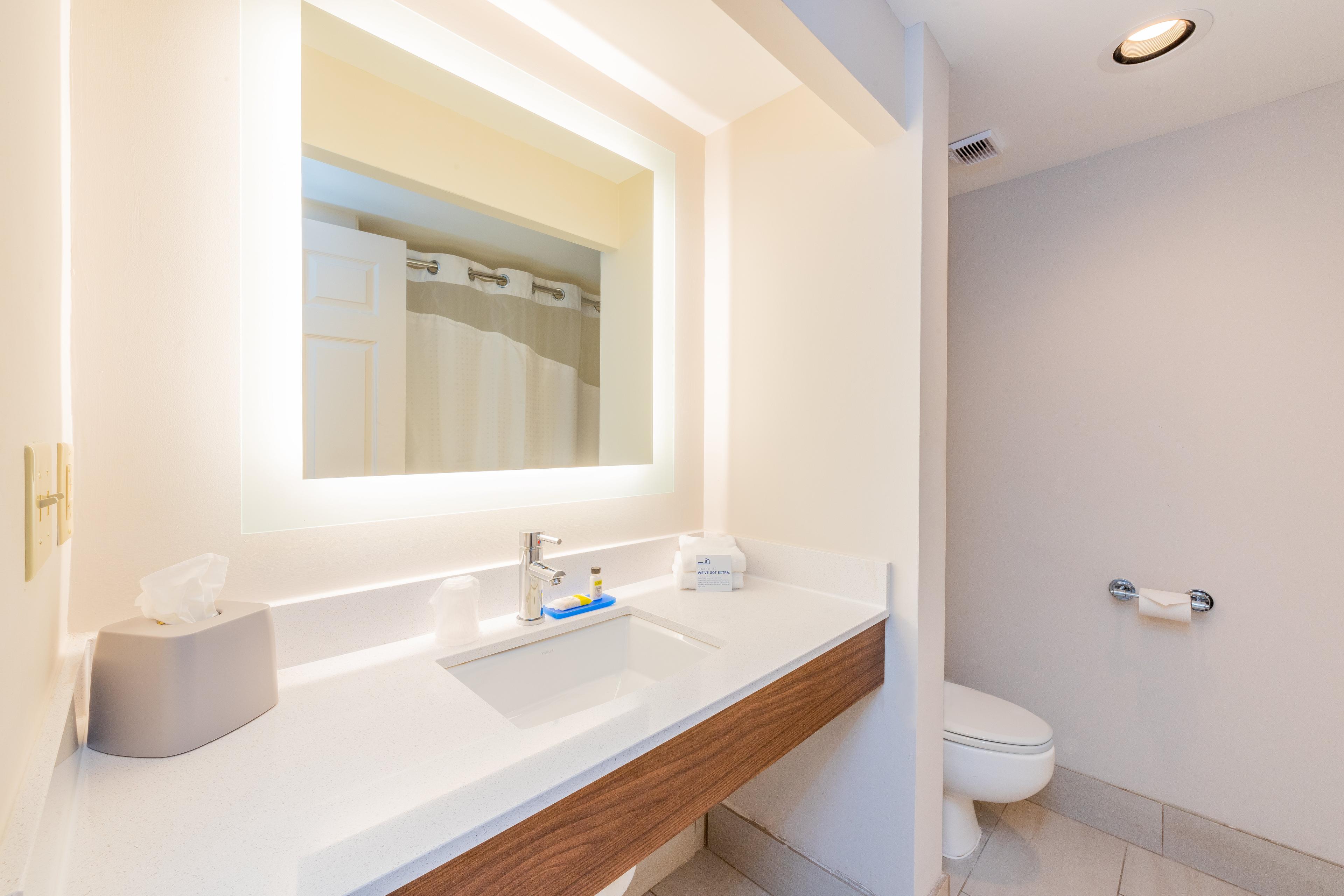 HOLIDAY INN EXP STES WEST