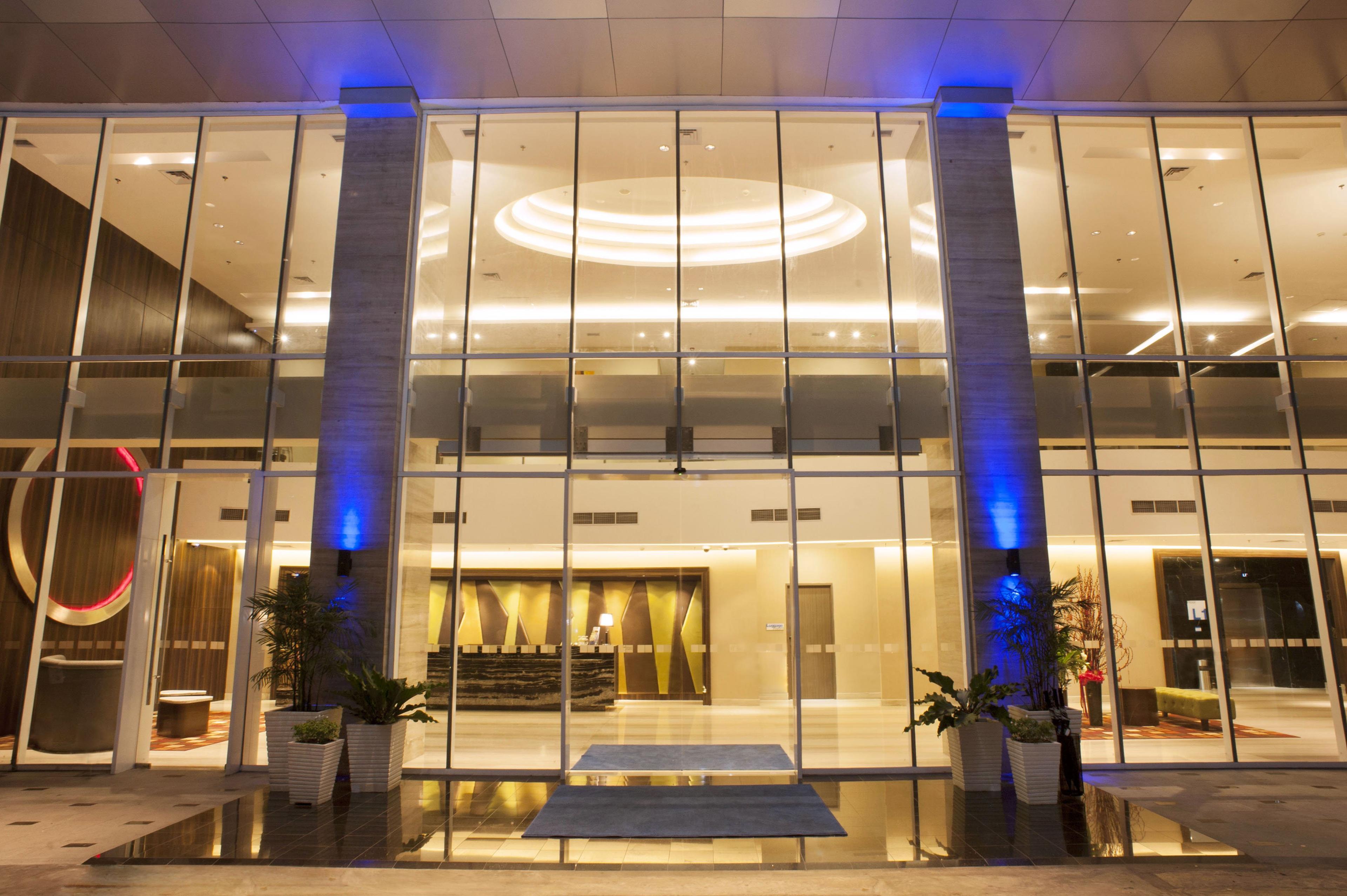 HOLIDAY INN EXP SURABAYA CENTERPOIN