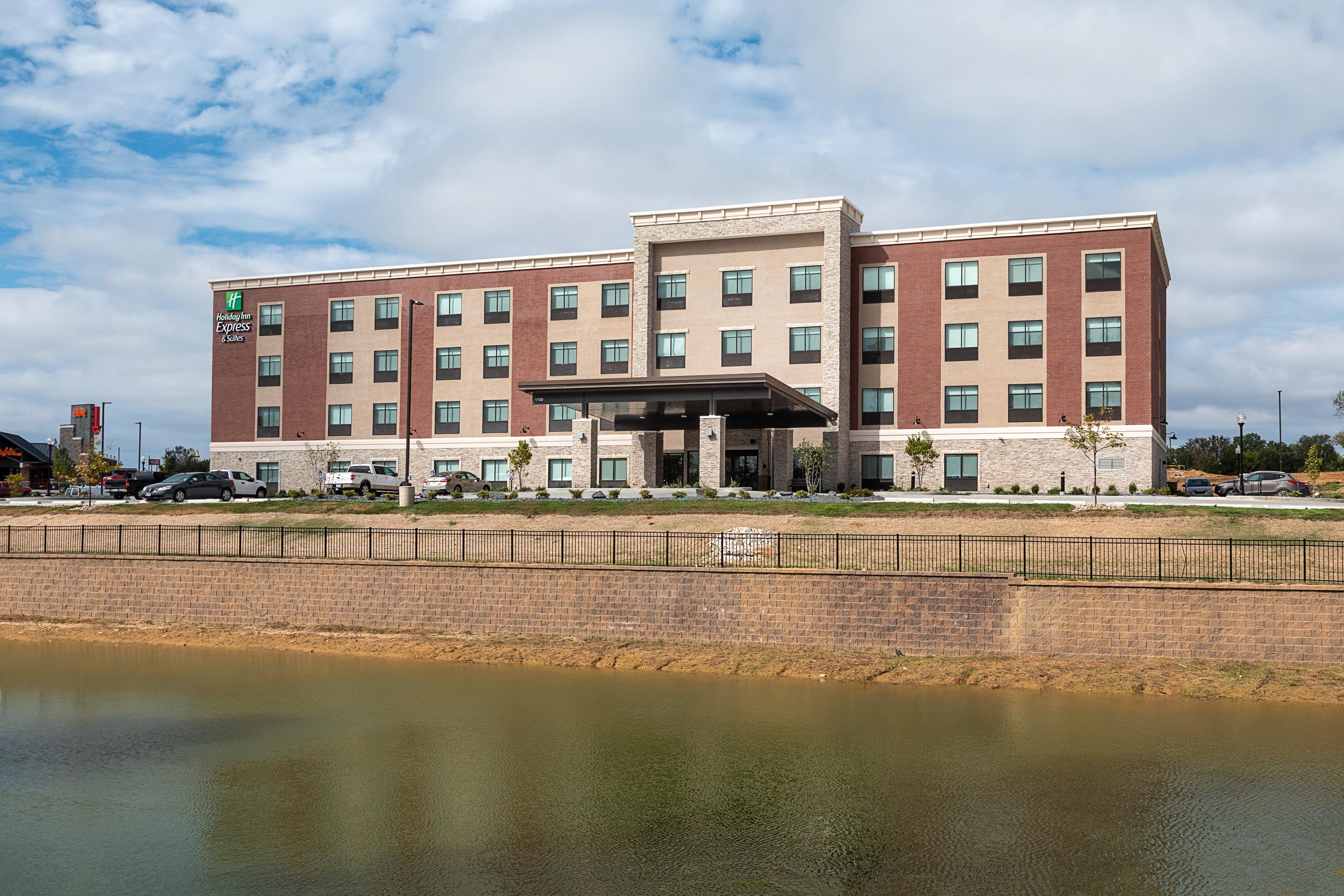 HOLIDAY INN EXP STES WENTZVILLE