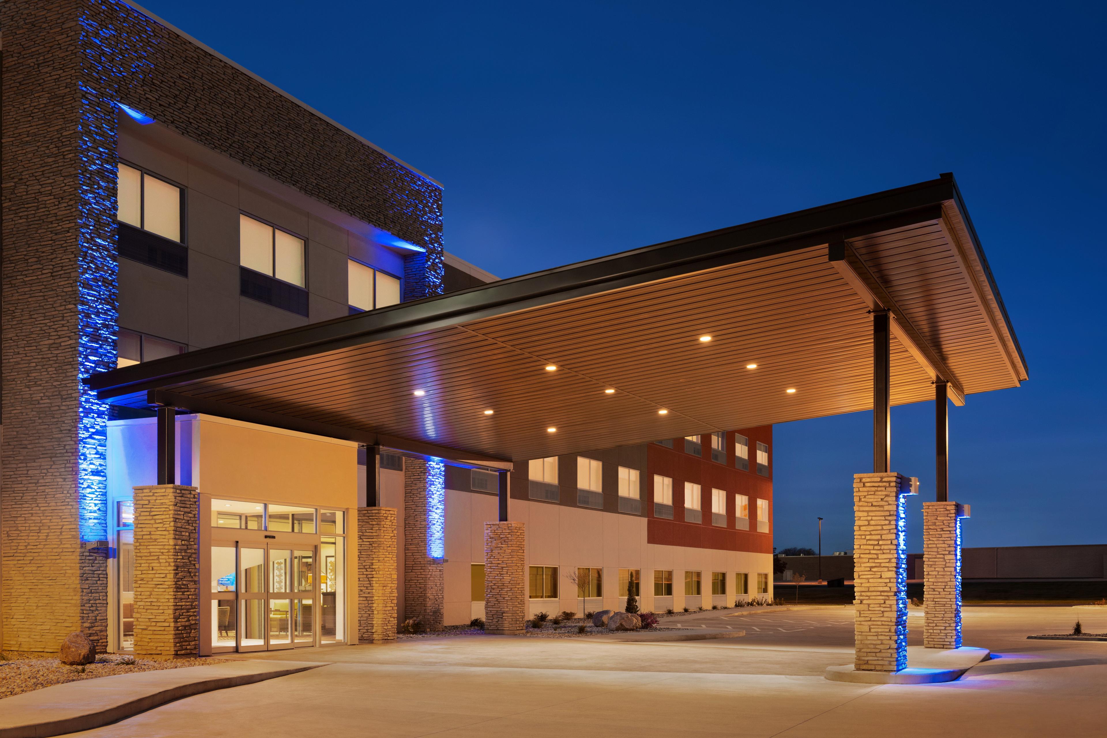 HOLIDAY INN EXP STES BEAVER DAM BY