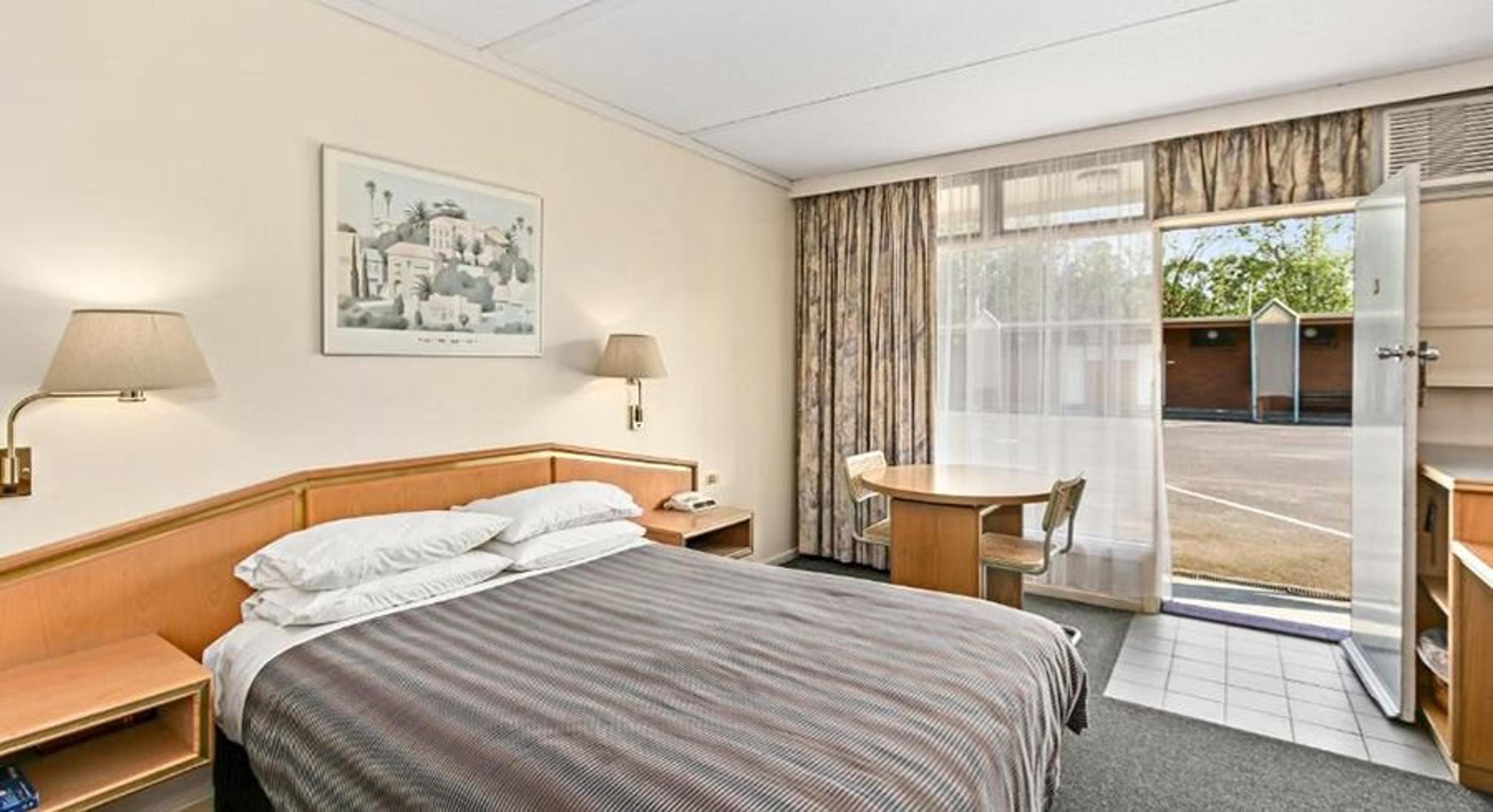 MOE PARKLANDS MOTEL