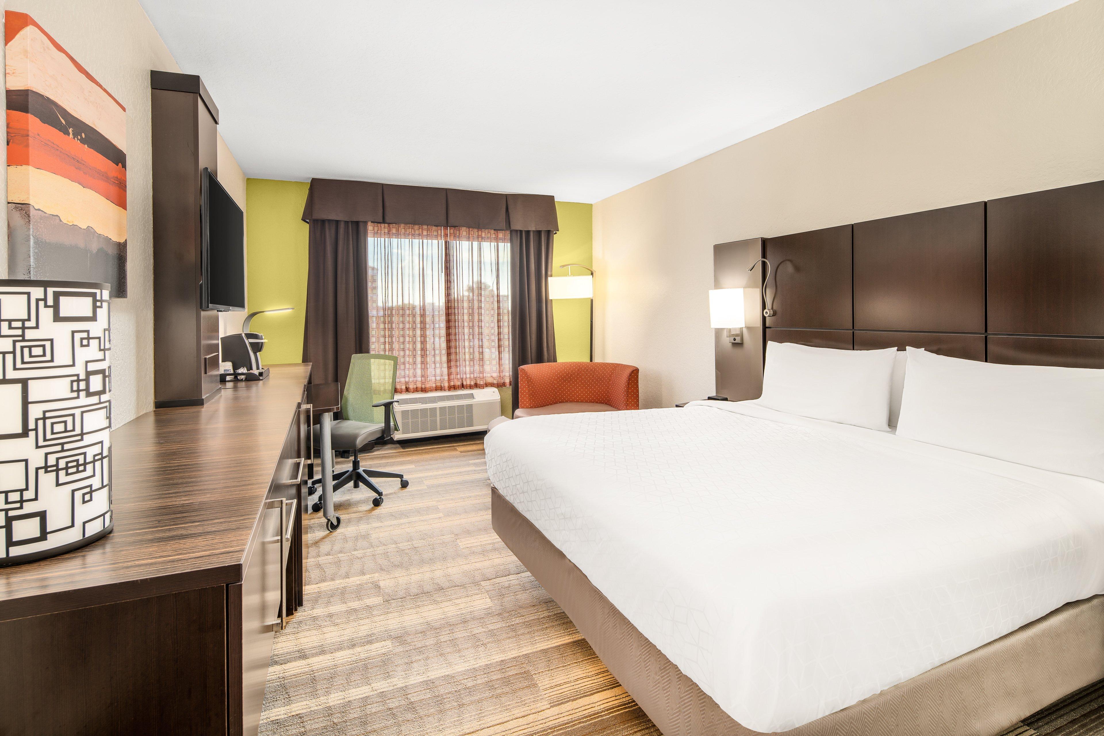 HOLIDAY INN EXP CRUISE ARPT E