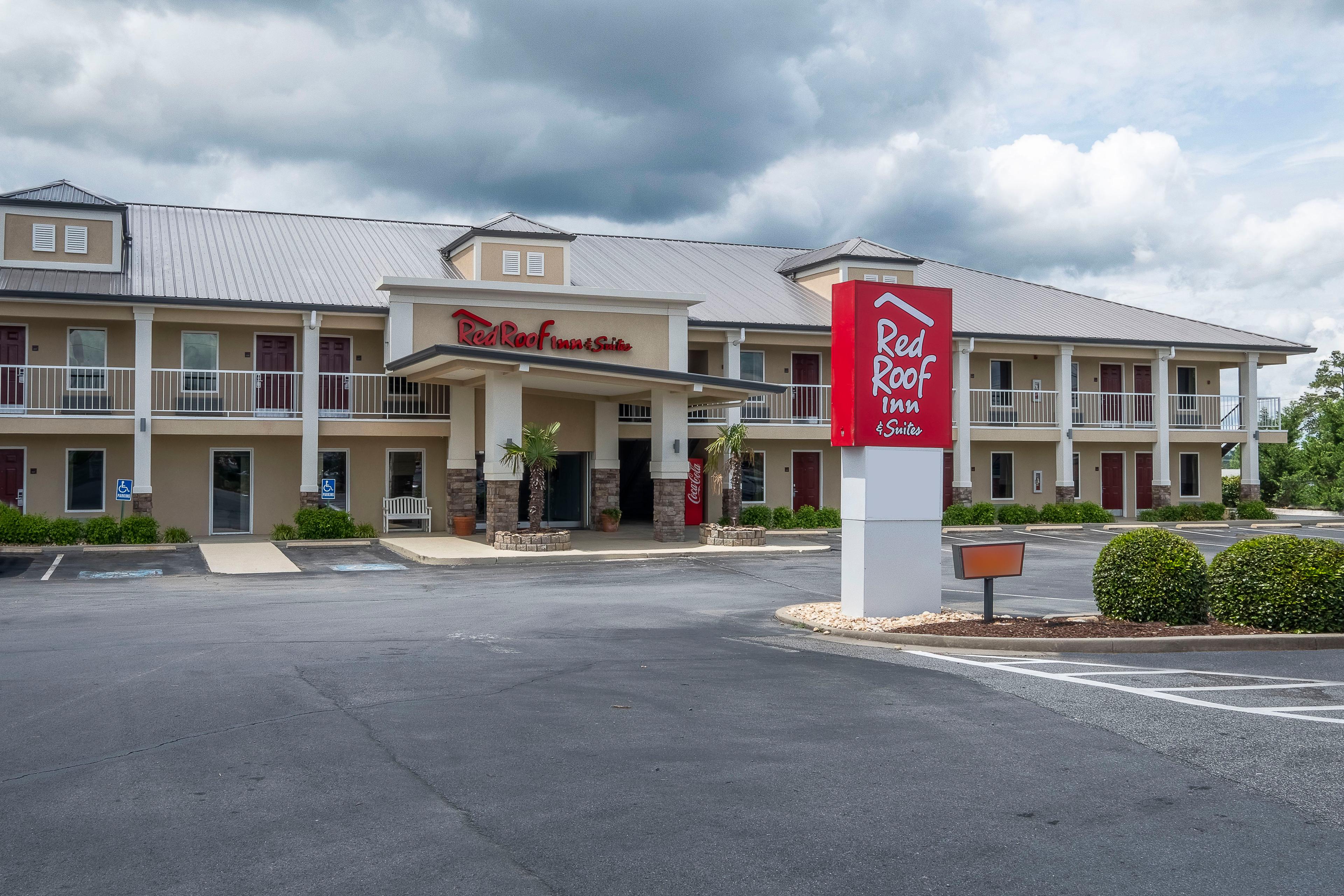 RED ROOF INN & SUITES CALHOUN
