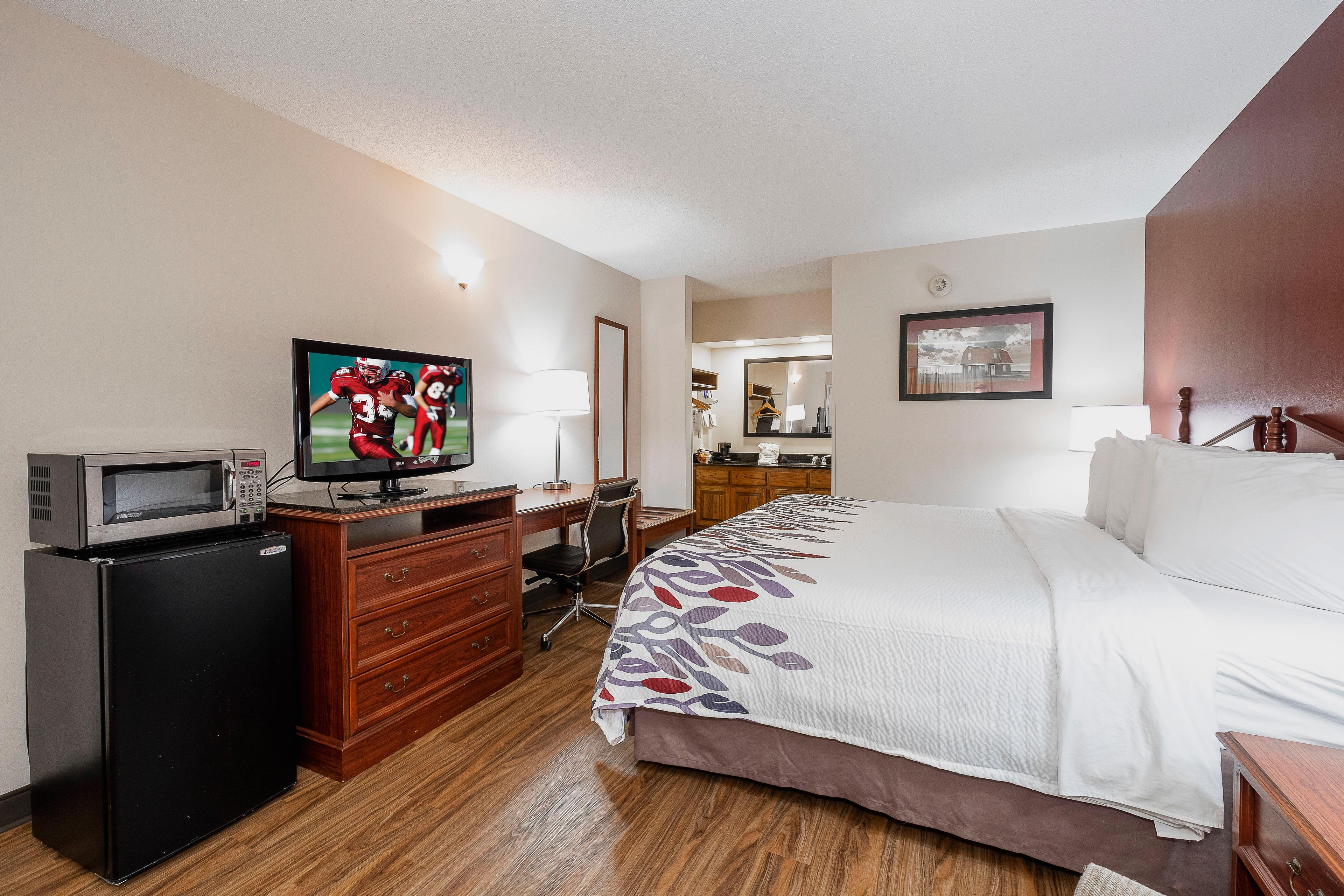 RED ROOF INN & SUITES CALHOUN