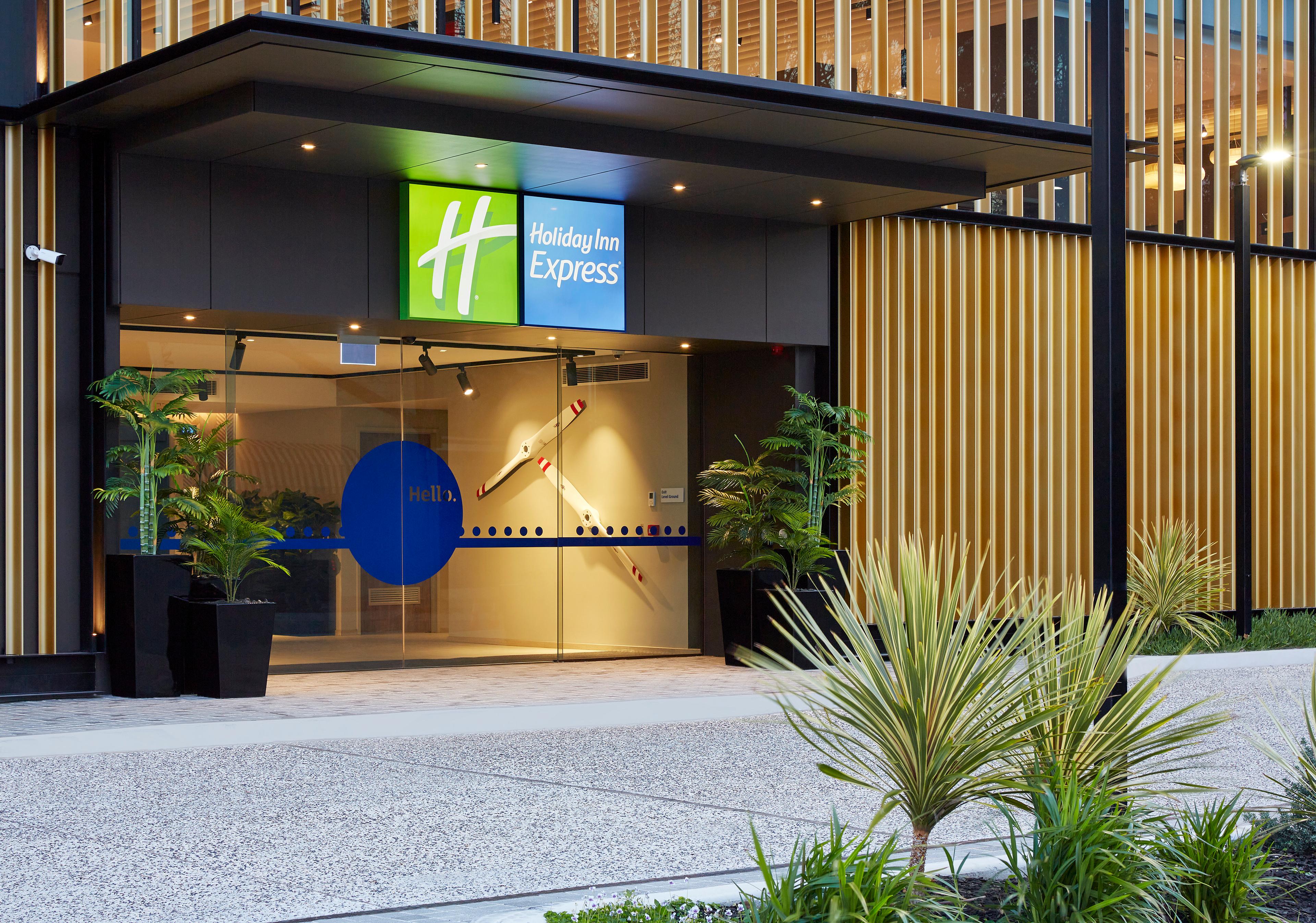 HOLIDAY INN EXP AIRPORT BY IHG
