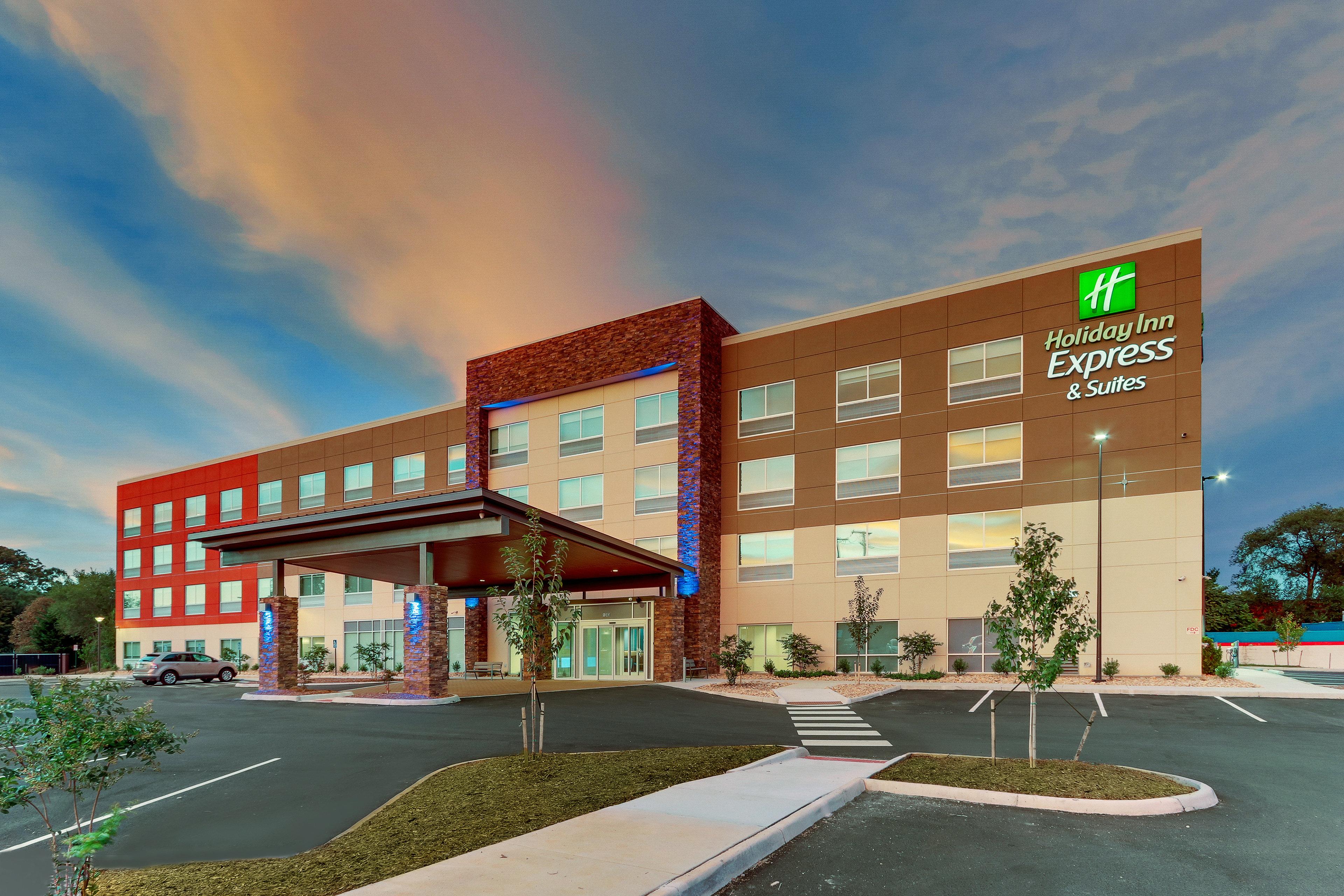 HOLIDAY INN EXP STES CIVIC CENTER