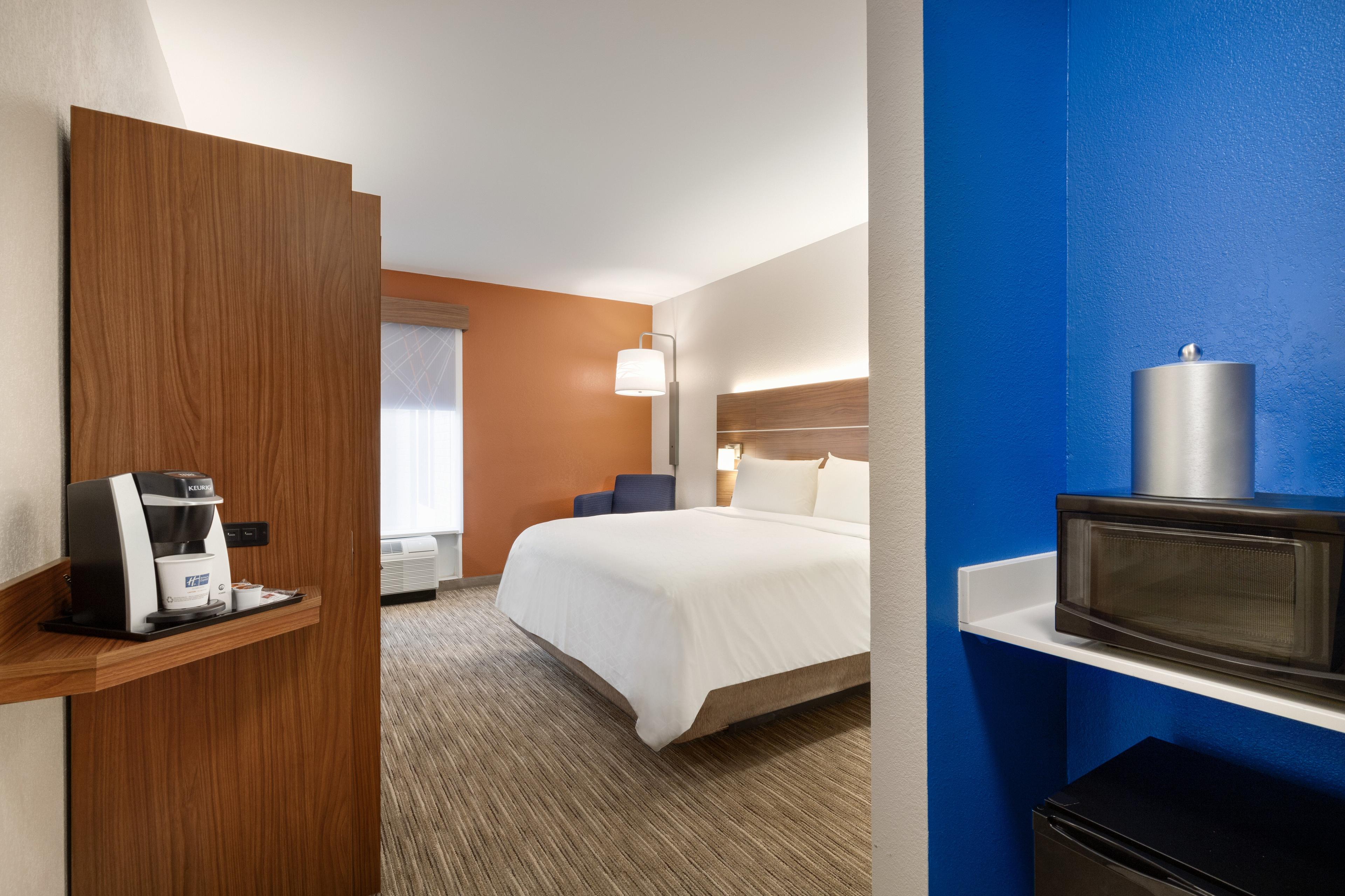 HOLIDAY INN EXP STES OPELIKA A BY I
