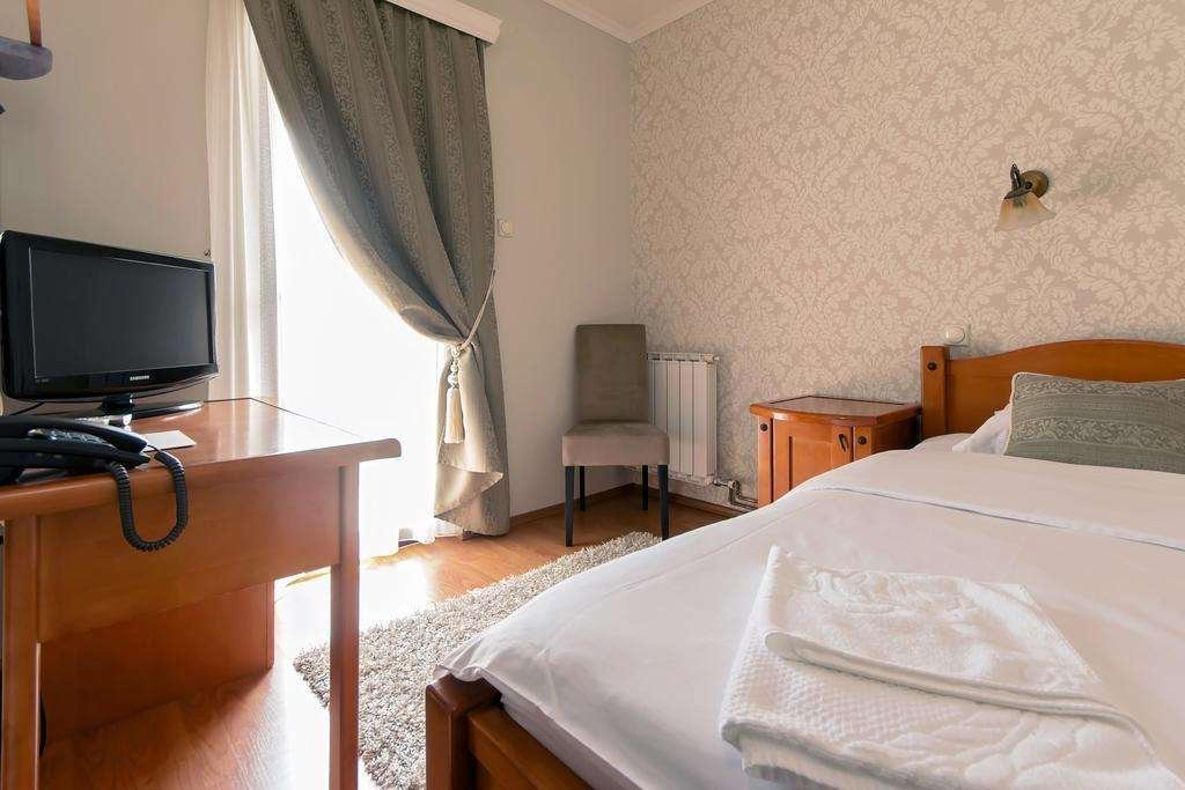 HOLIDAY HOTEL