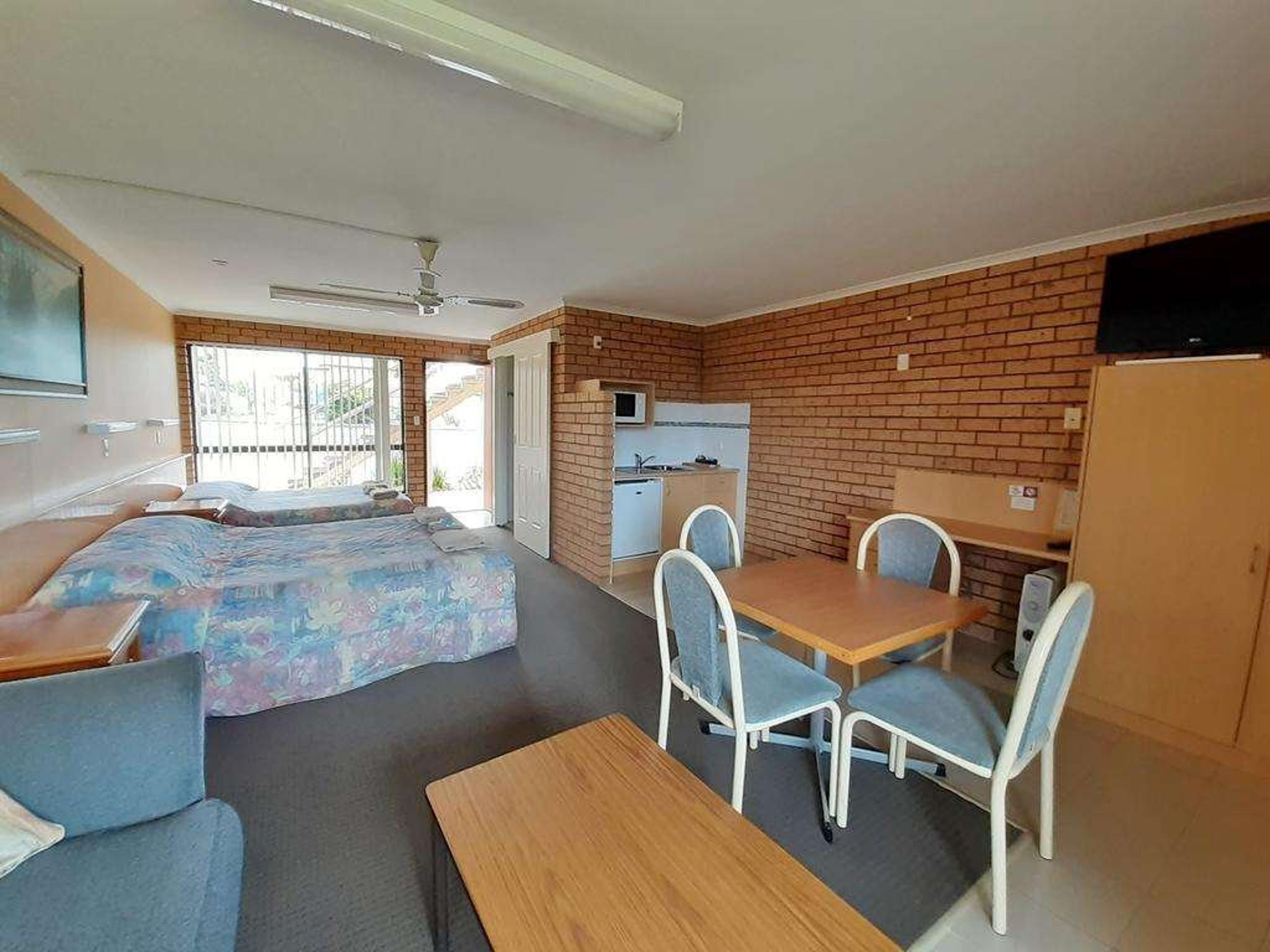 BAYVIEW MOTOR INN