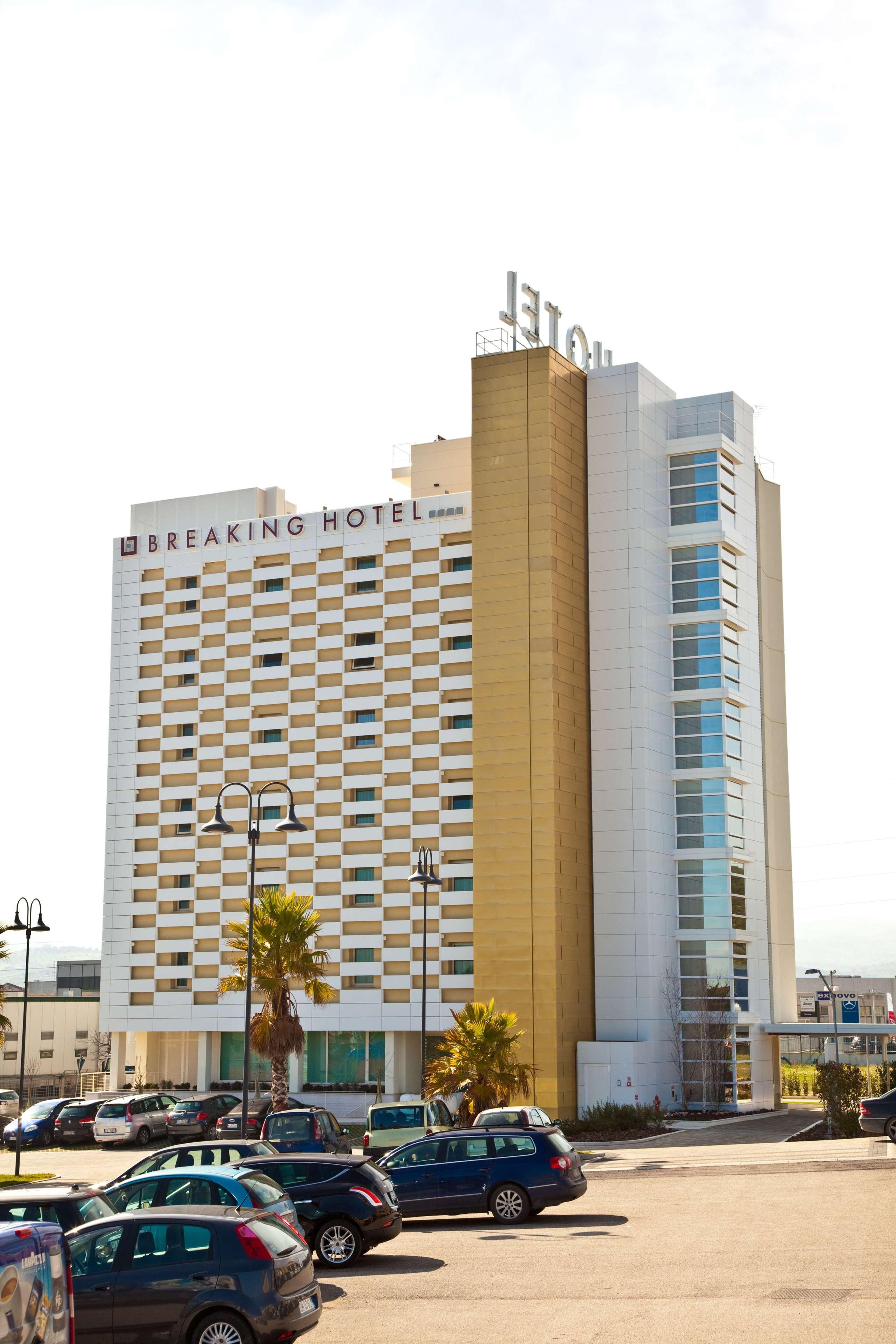 BREAKING BUSINESS HOTEL