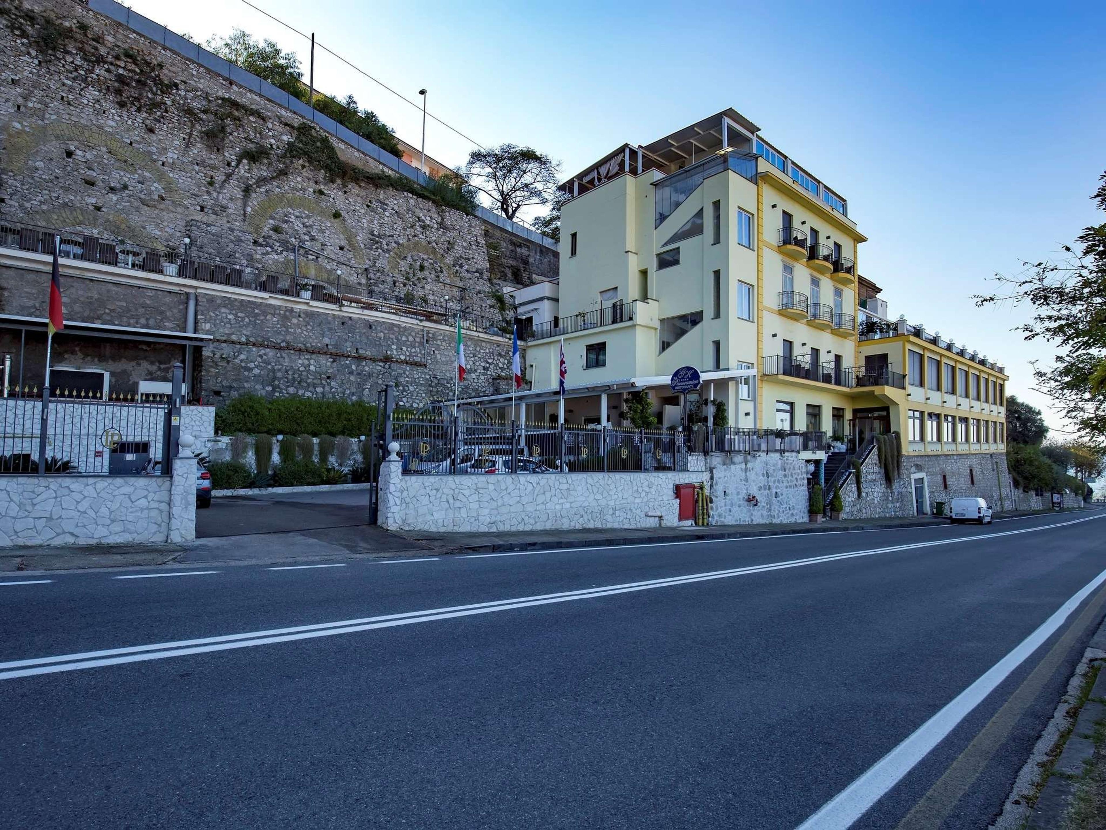 LA PANORAMICA HOTEL