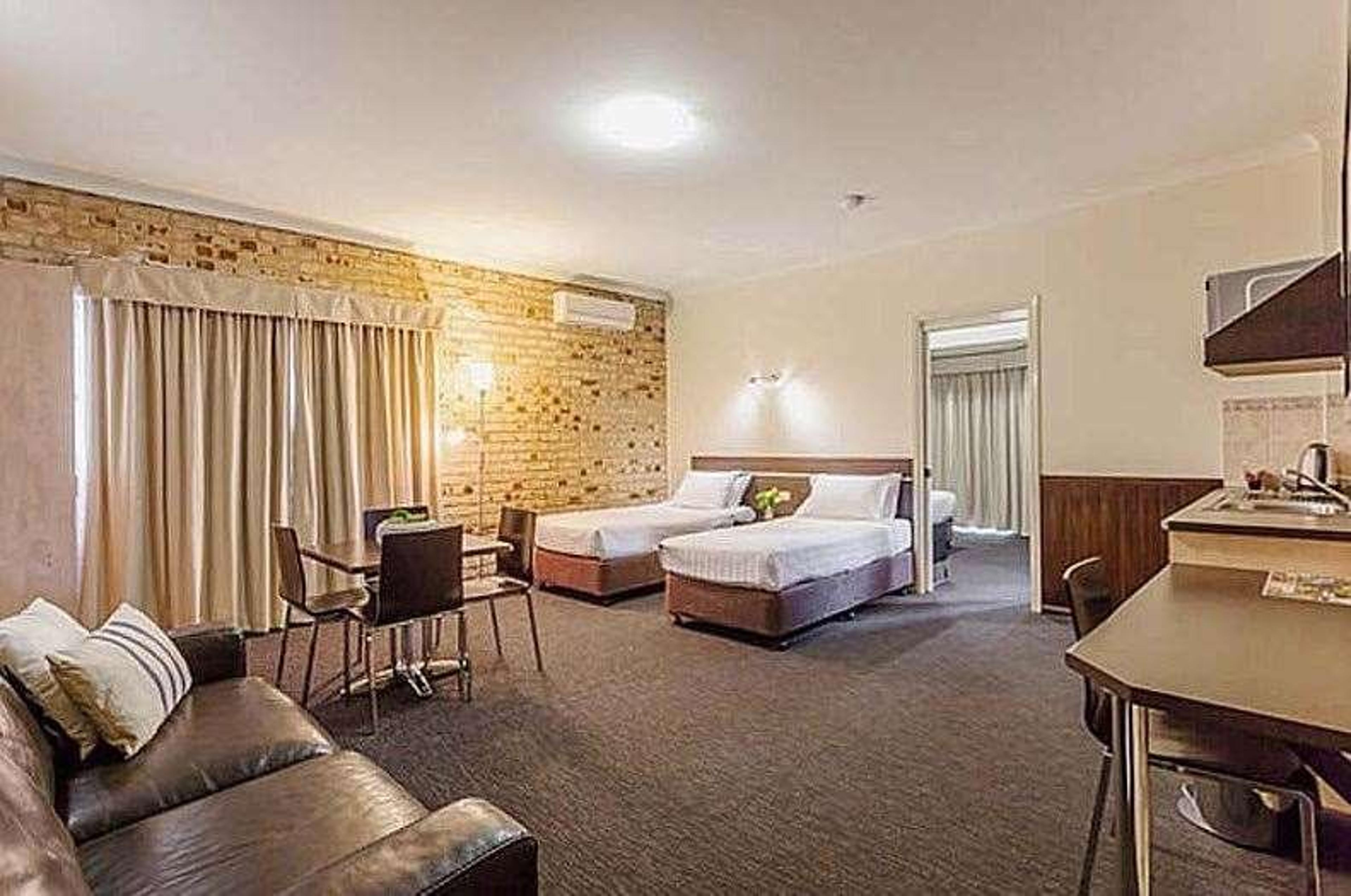 HIGHLANDER MOTOR INN