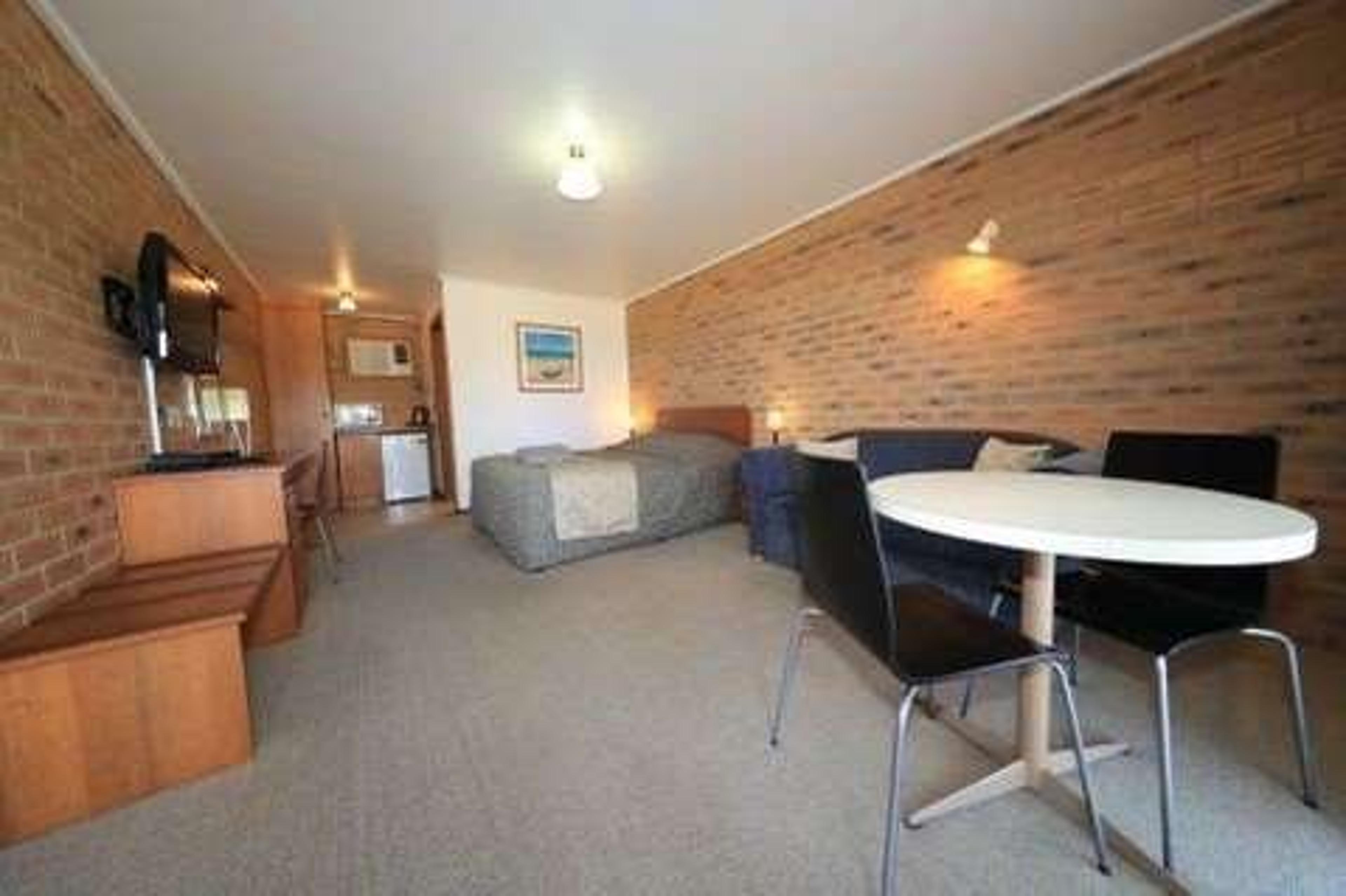 THE QUAYS MOTEL