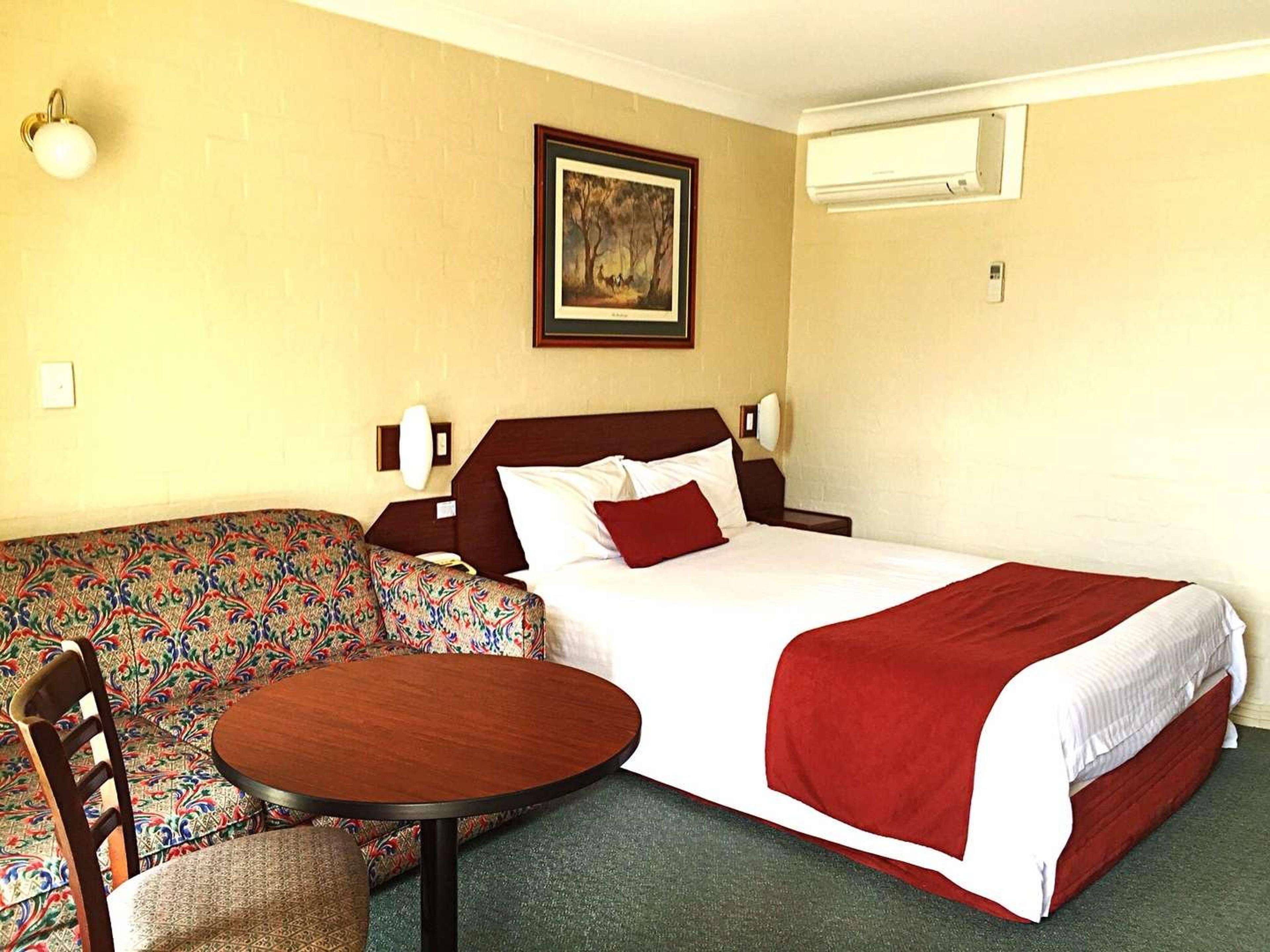 TOWN SQUARE MOTEL