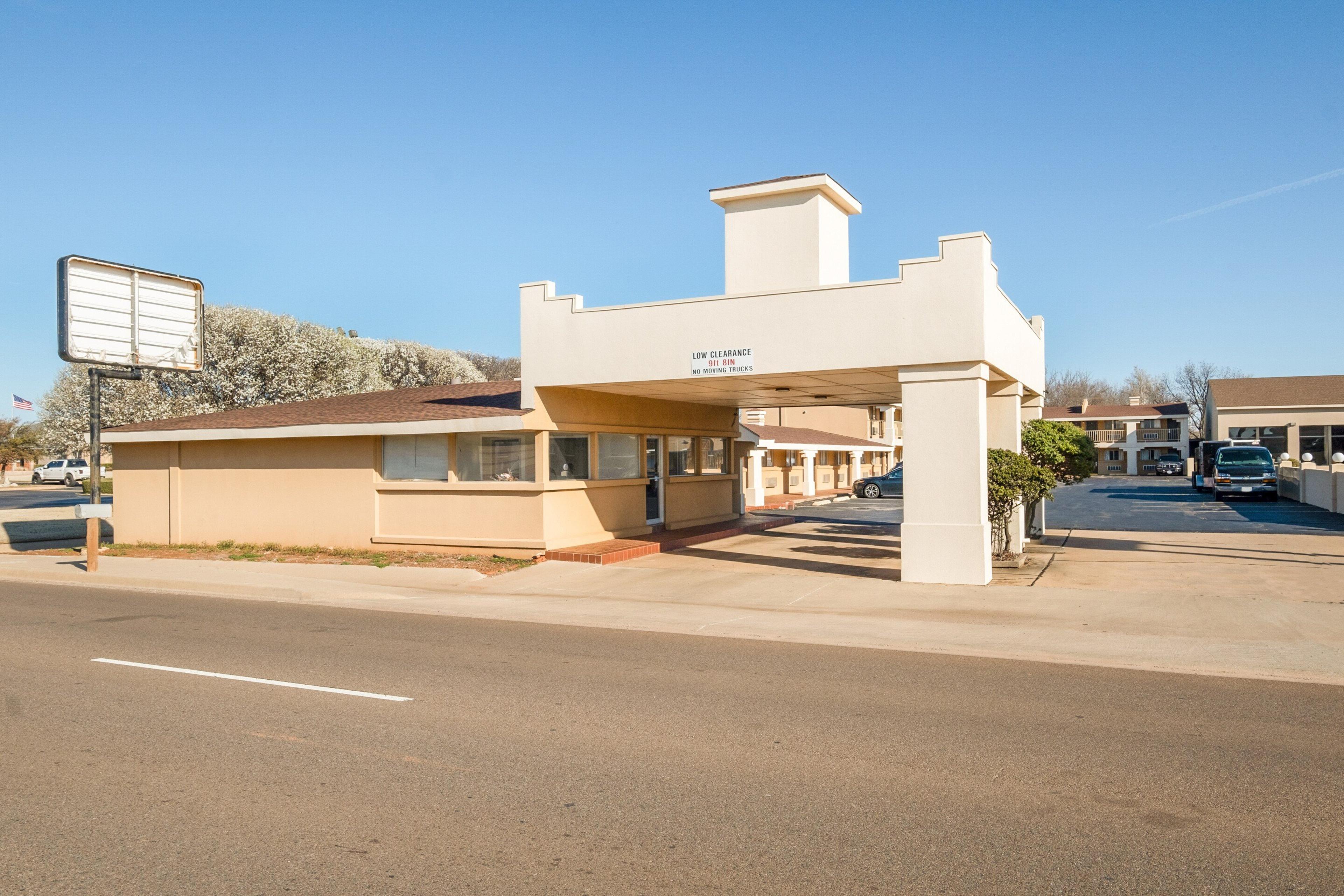 HOTEL ELK CITY OK R