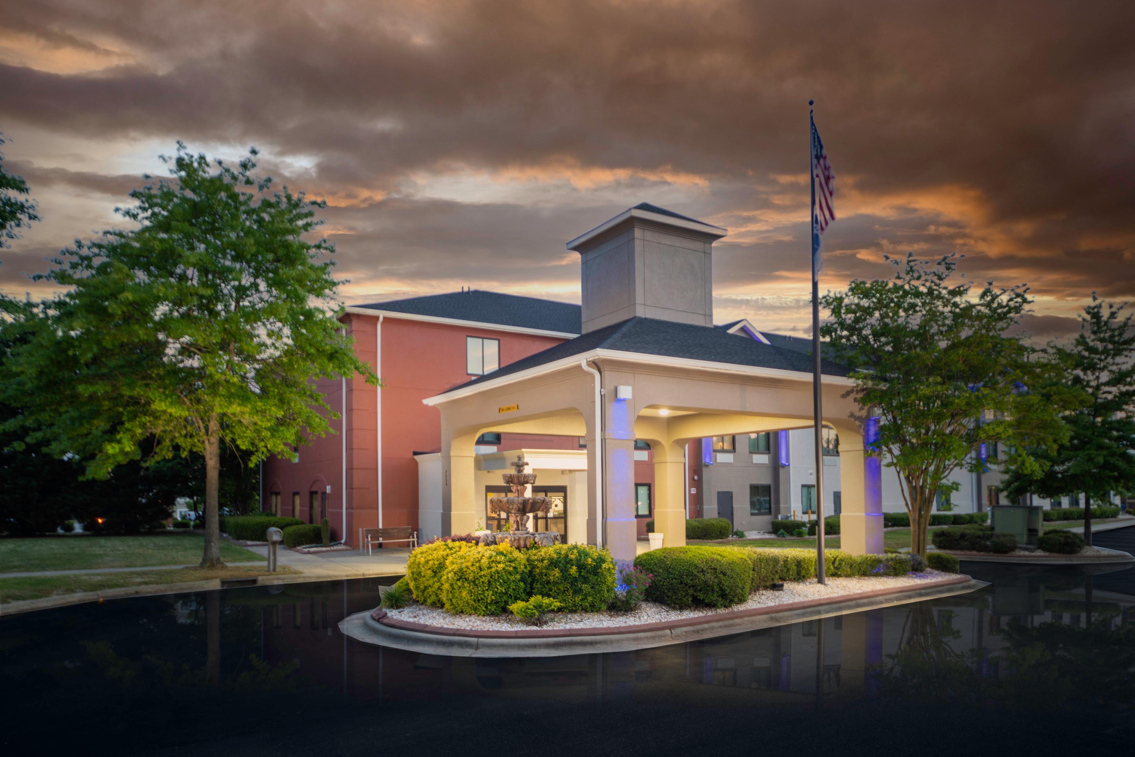 HOLIDAY INN EXPRESS CLAYTON BY IHG