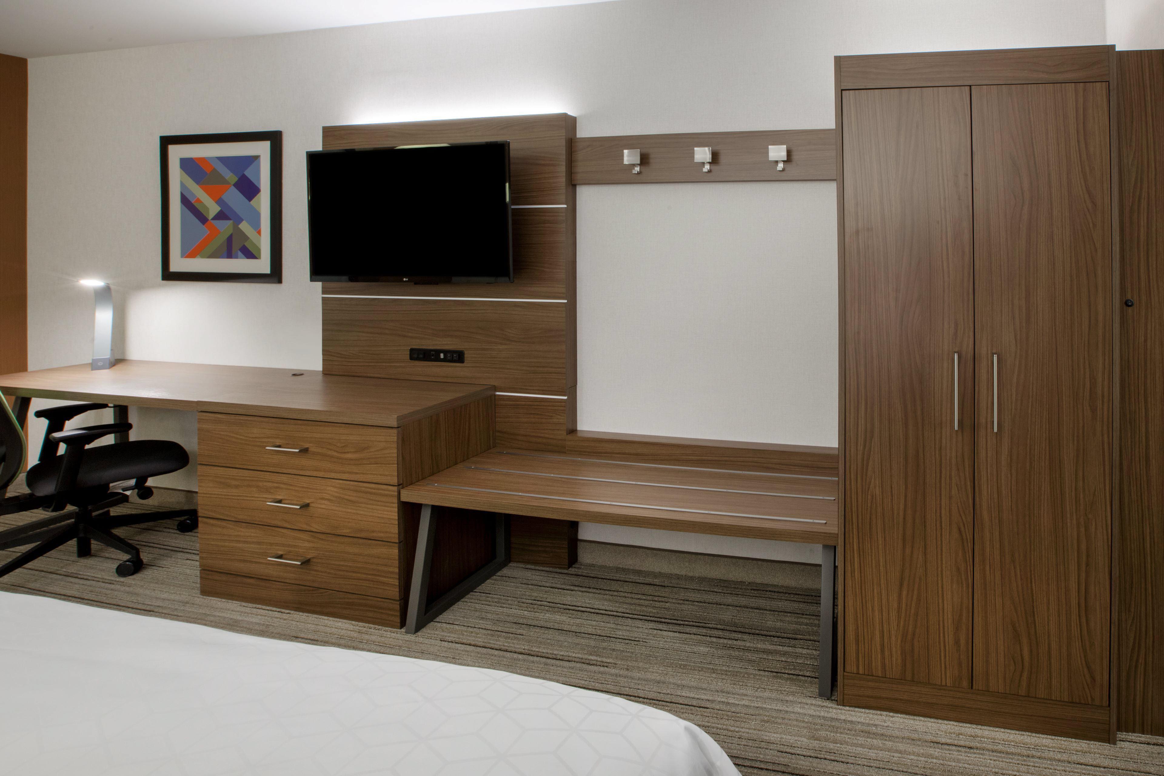 HOLIDAY INN EXP STES LAKE FOREST BY