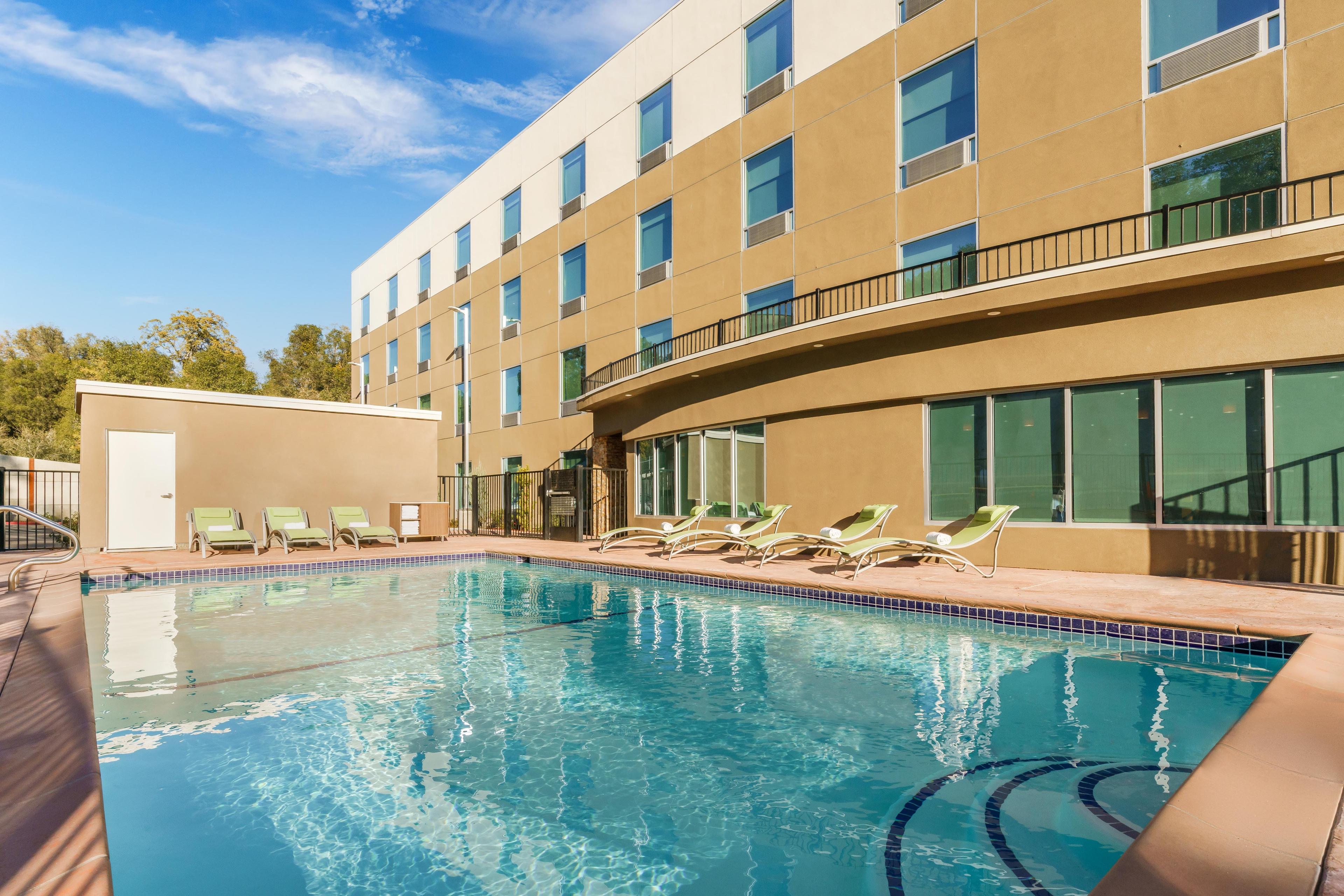 HOLIDAY INN EXP STES OAKHURST BY IH
