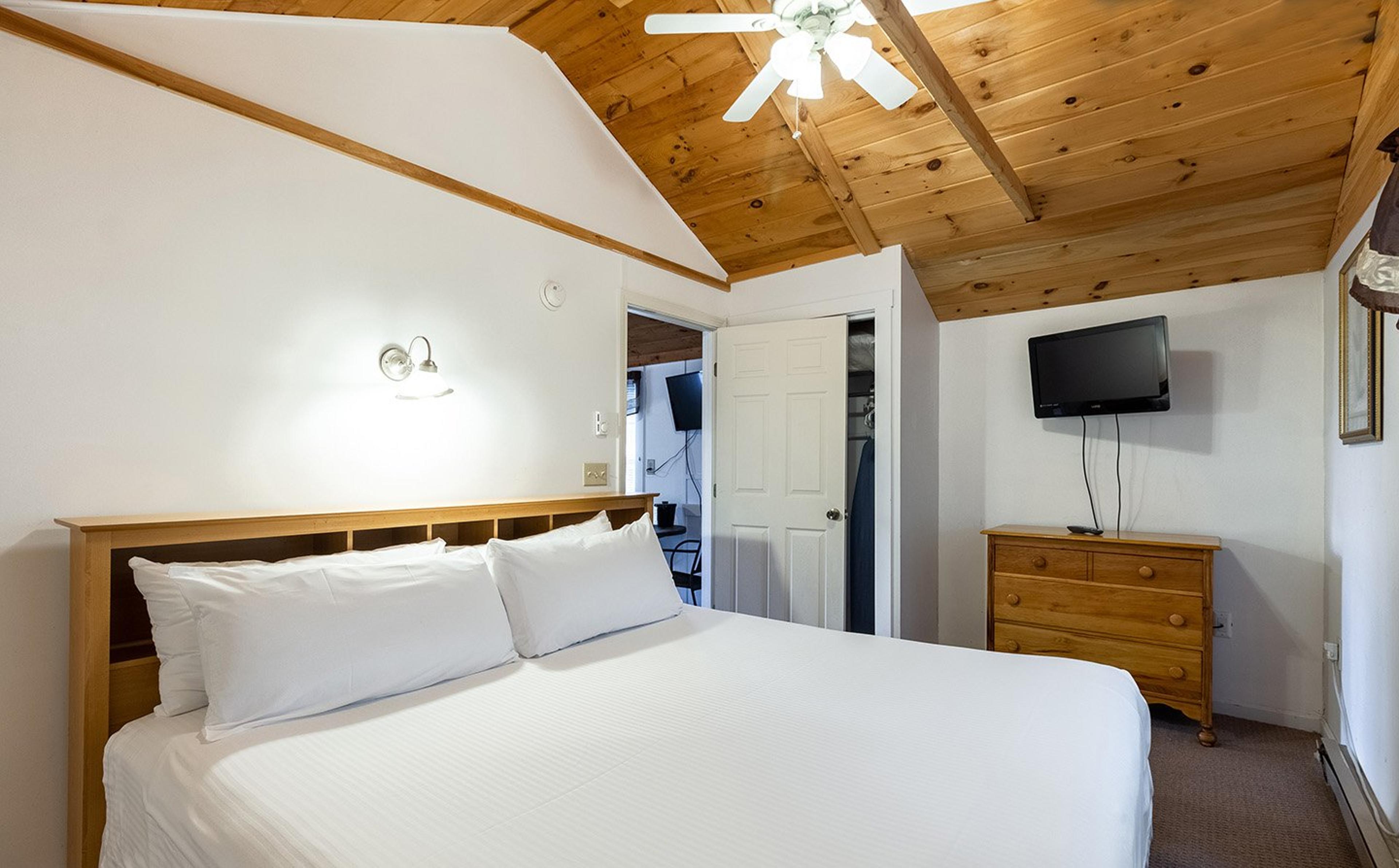 HALF MOON MOTEL   COTTAGES