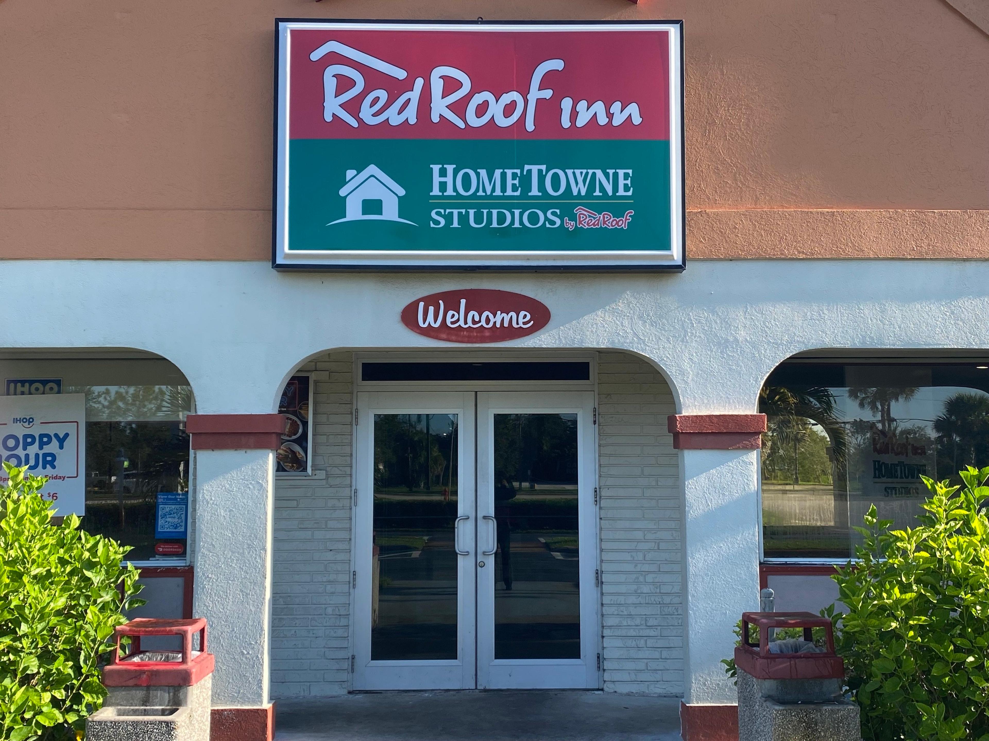 HomeTowne Studios Vero Beach - I-95