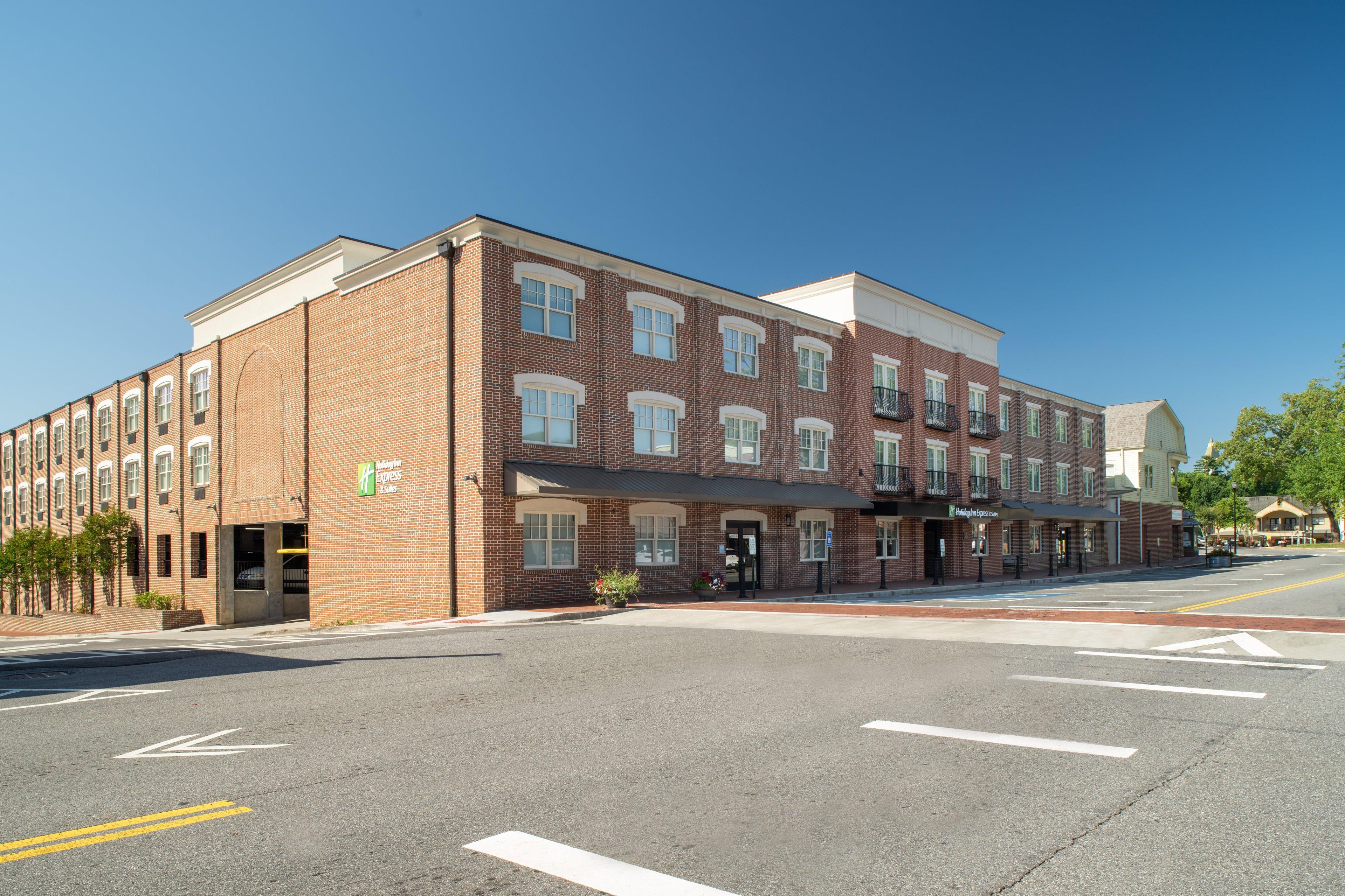 HOLIDAY INN EXP STES DAHLONEGA BY I