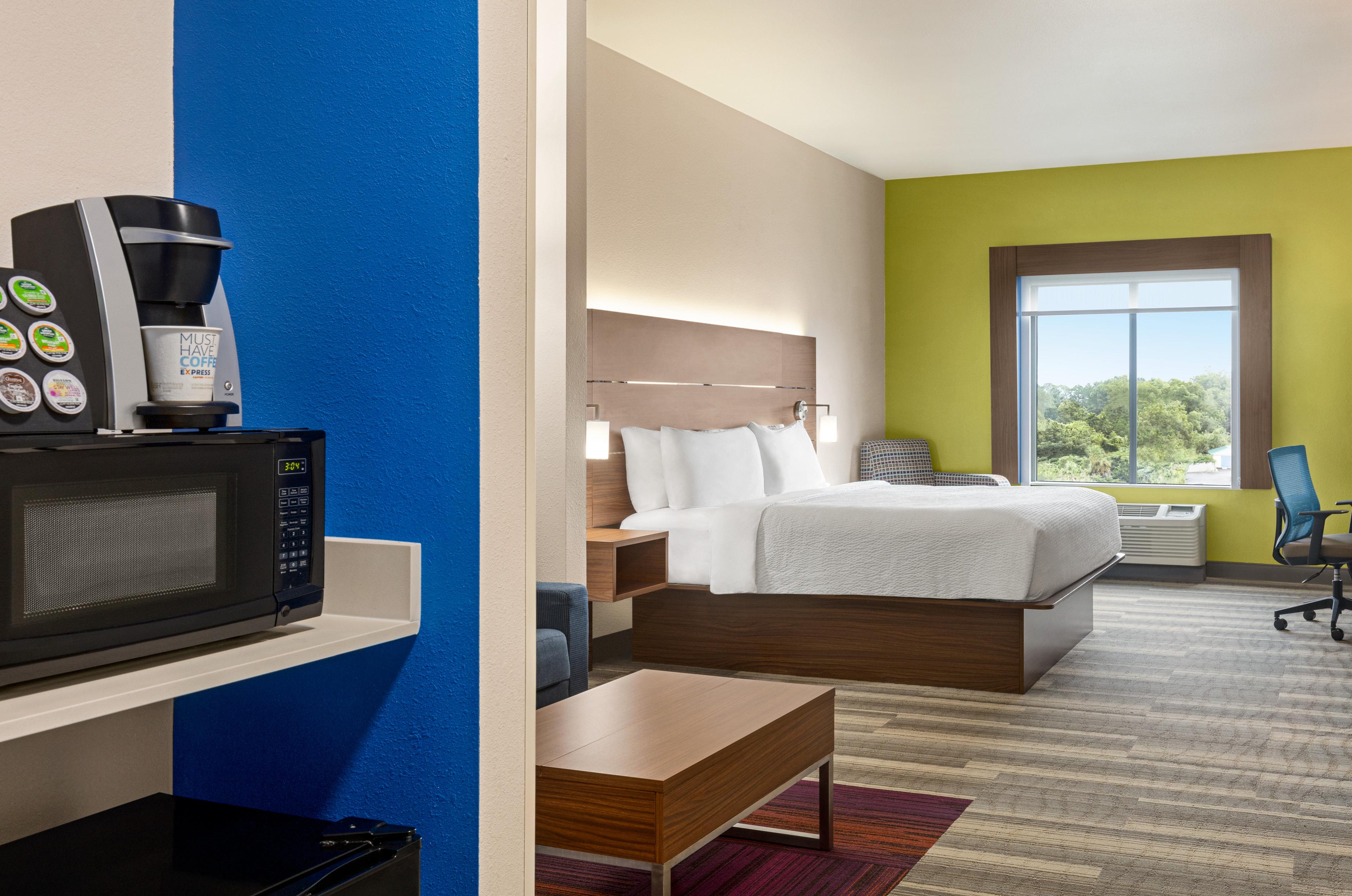 HOLIDAY INN EXP AND SUITES BY IHG