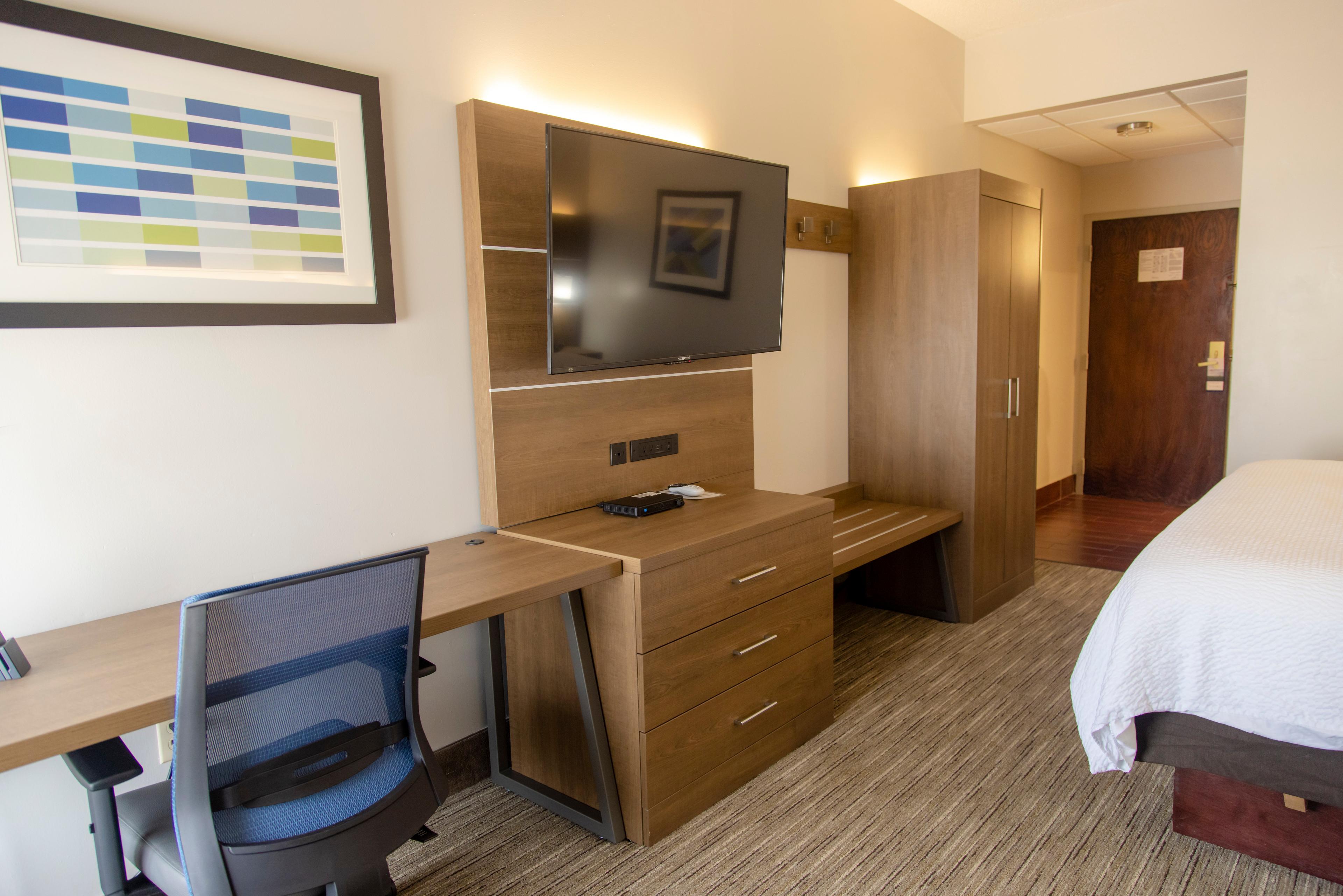 HOLIDAY INN EXPRESS BY IHG