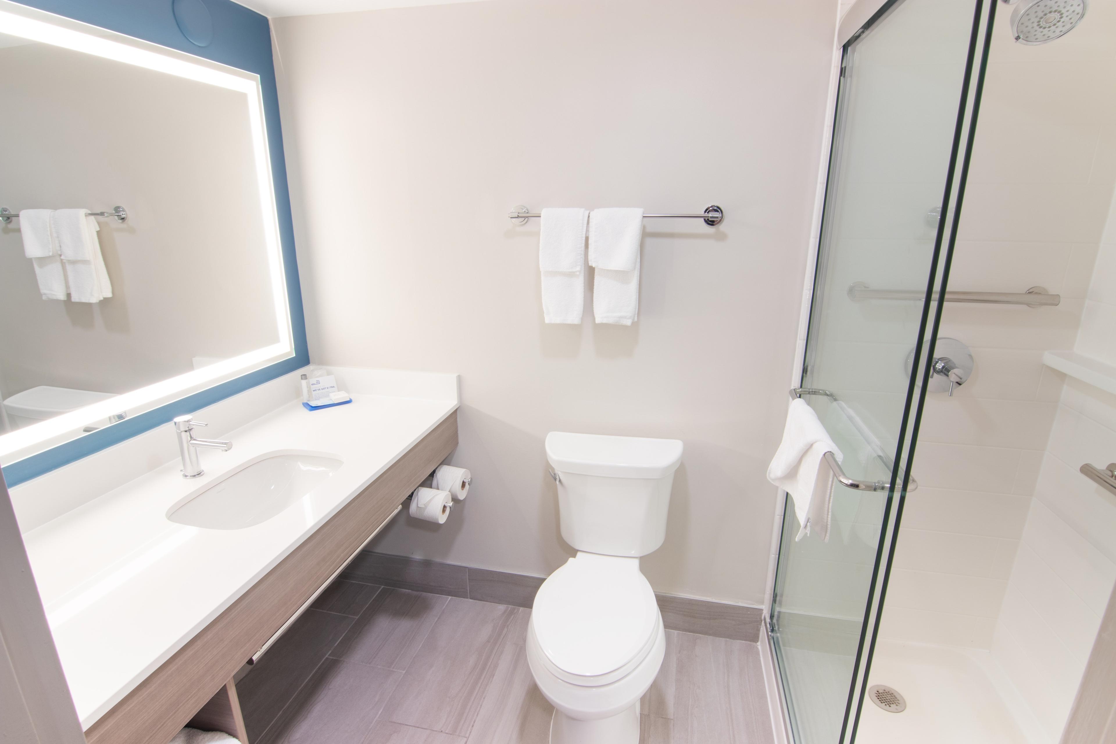 HOLIDAY INN EXP STES AIRPORT W BY I