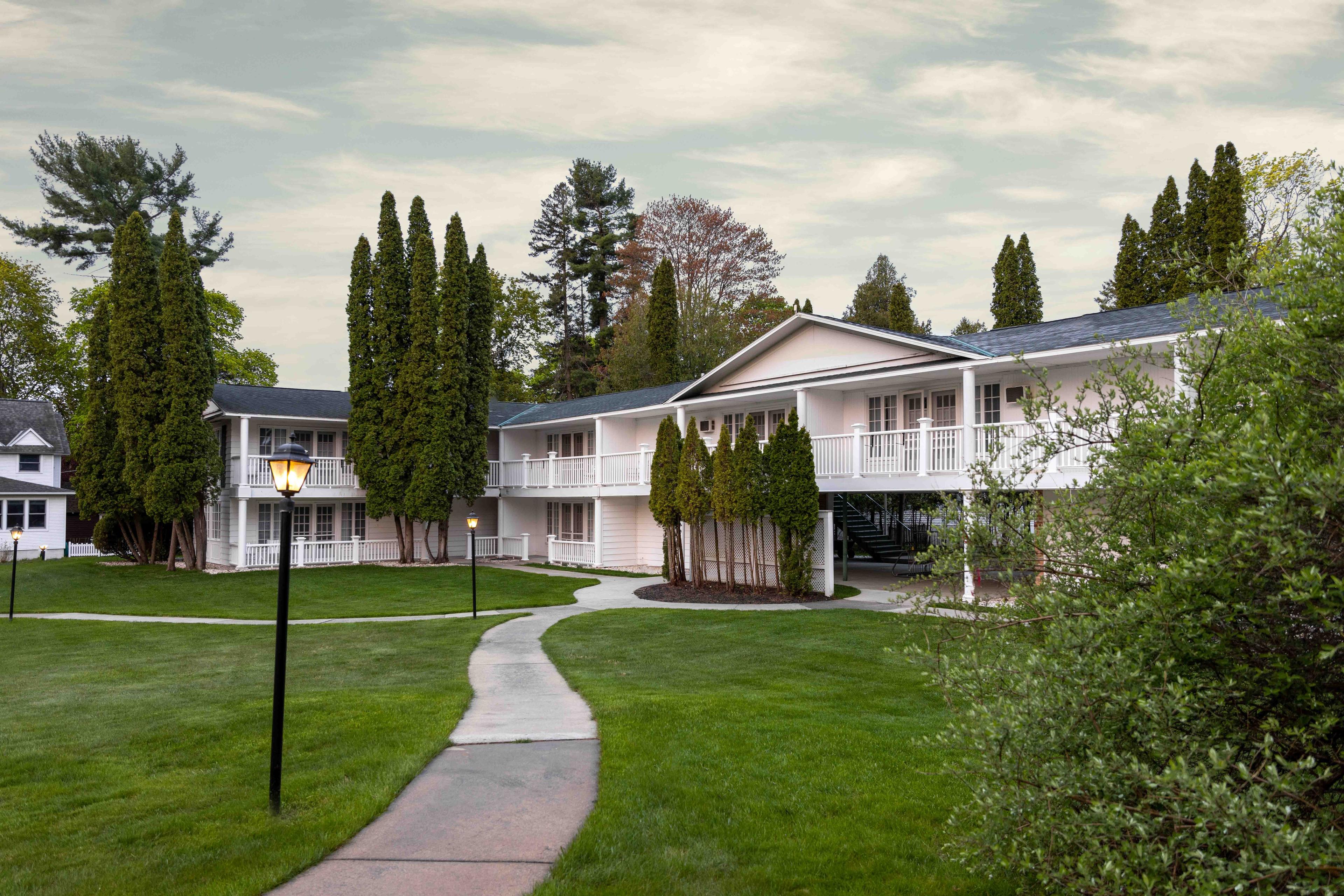 COLONIAL INN - HARBOR SPRINGS