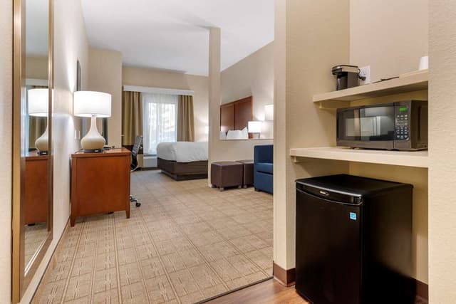 COMFORT INN AND SUITES NORTH MANKAT-guestroom-Guest Room,Suite,On-Site.jpg