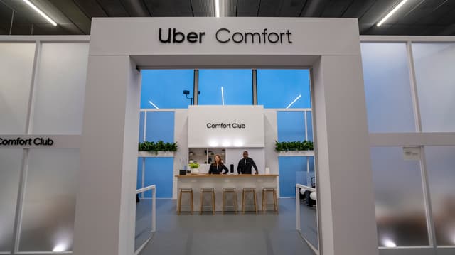 Uber Comfort Lounge - 0