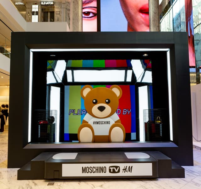 Giant LED TV for MOSCHINO [tv] H&M