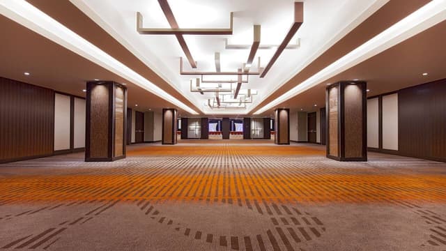 SFOUS-P176-Ballroom-Foyer.jpg