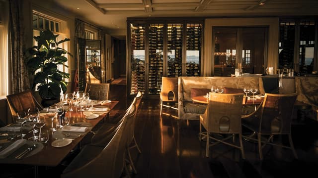 ele-din-restaurant-dining-room-wine-room01.jpg