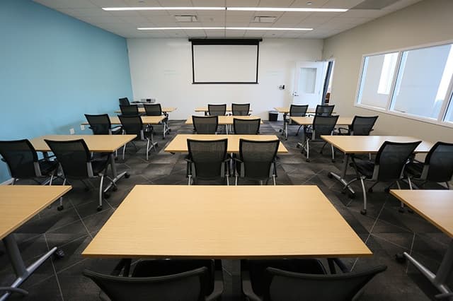 mHUB classroom projector and seating_empty room-edit.jpg