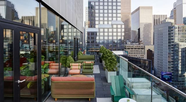 New-York-Times-Square-hotel-CitizenM-cloudM-rooftop-bar-glass-balcony-plants-2_12407475254b0294621cad64-1.jpg