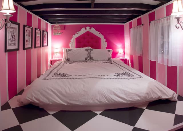 Pink+Bedroom_6657+s.jpg