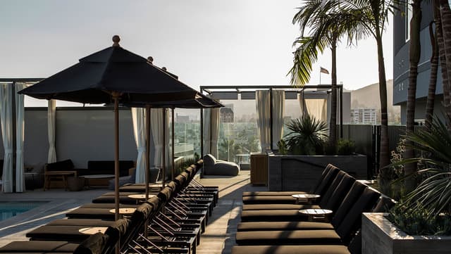 poolside-chairs-with-umbrellas-and-cabanas-rooftop-hollywood-everly-654ae079.jpg